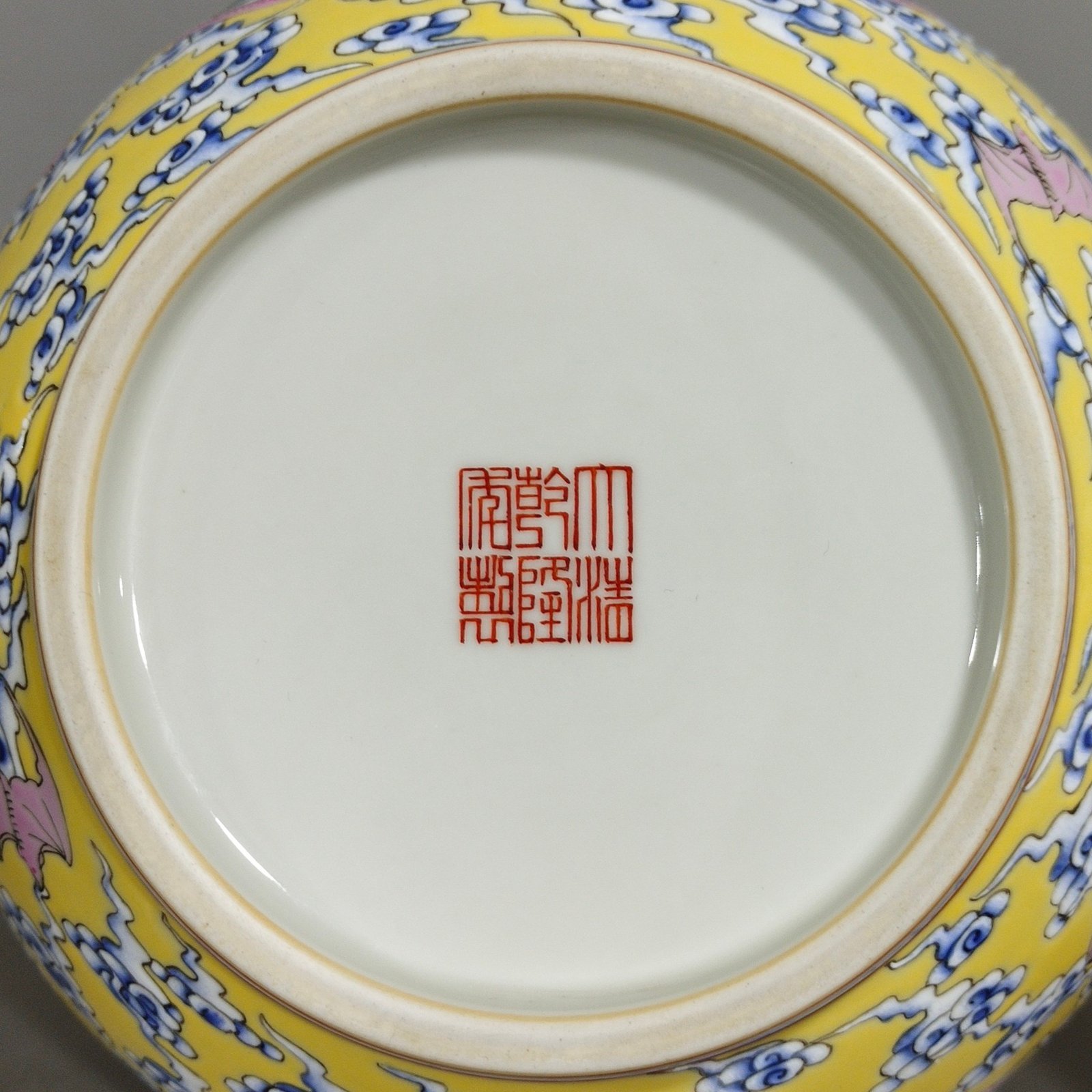 Qing Dynasty Qianlong yellow-glazed Xiangyun Baifu double-eared gourd bottle