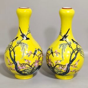 Qing Dynasty Qianlong yellow-glazed garlic vase with poems about flowers and birds