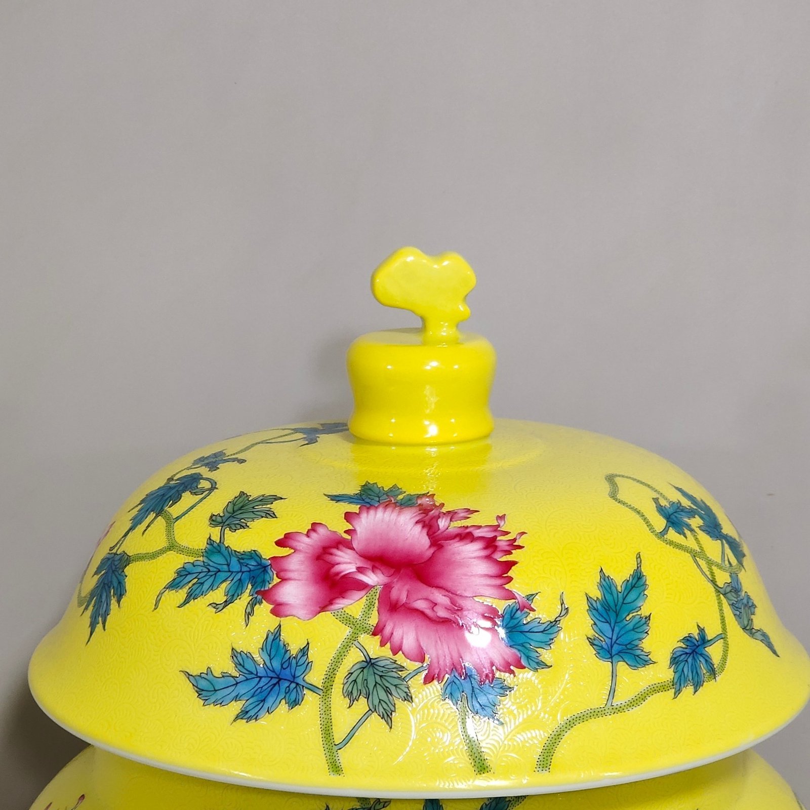 Qing Dynasty Qianlong a yellow-glazed poppy-covered jar with a poem and a flower cover