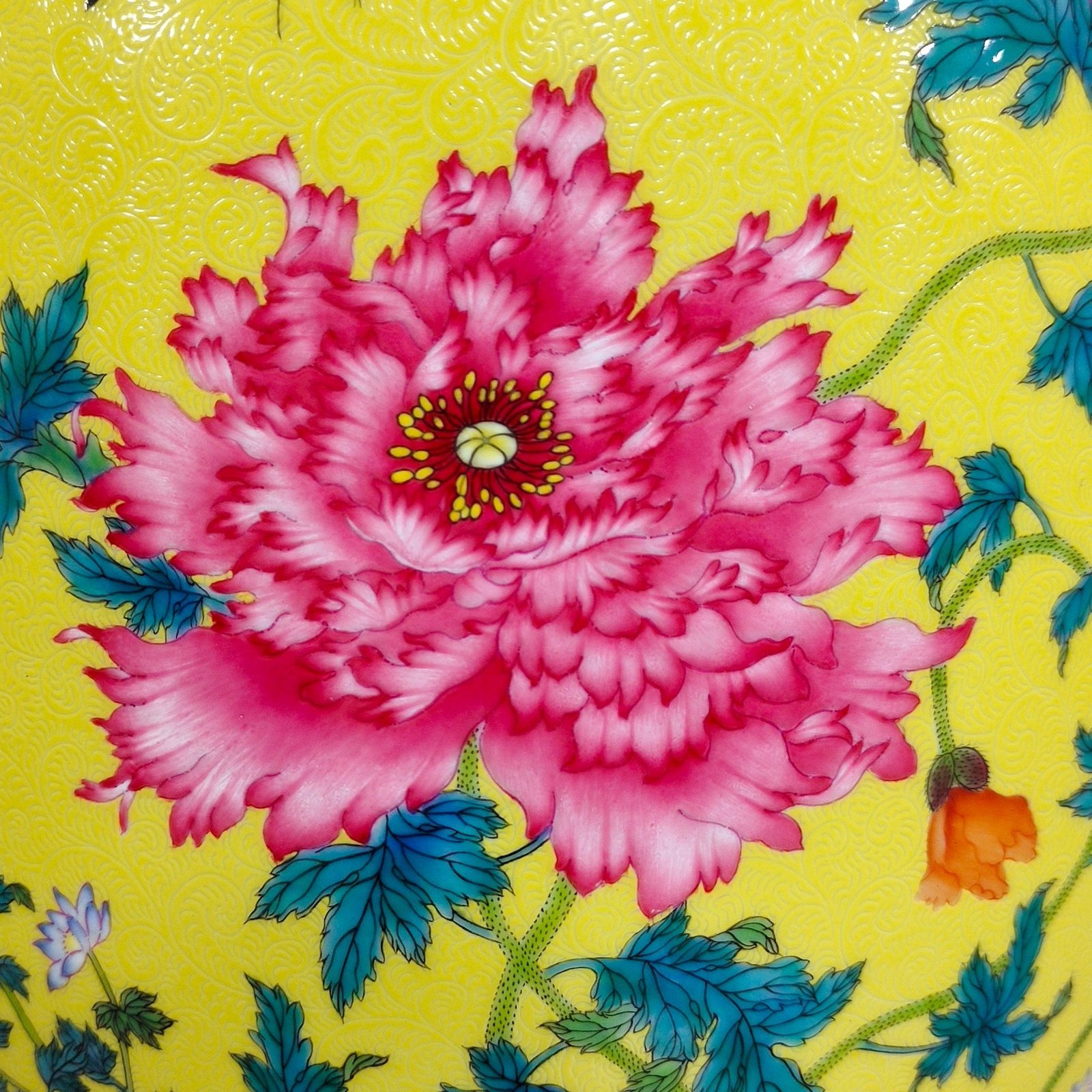 Qing Dynasty Qianlong a yellow-glazed poppy-covered jar with a poem and a flower cover