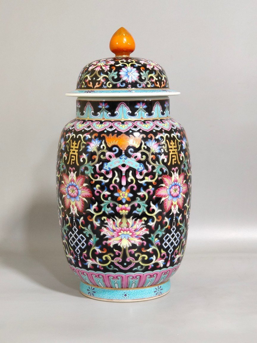 Qing Dynasty Qianlong Heidi blessing and longevity jar with lid