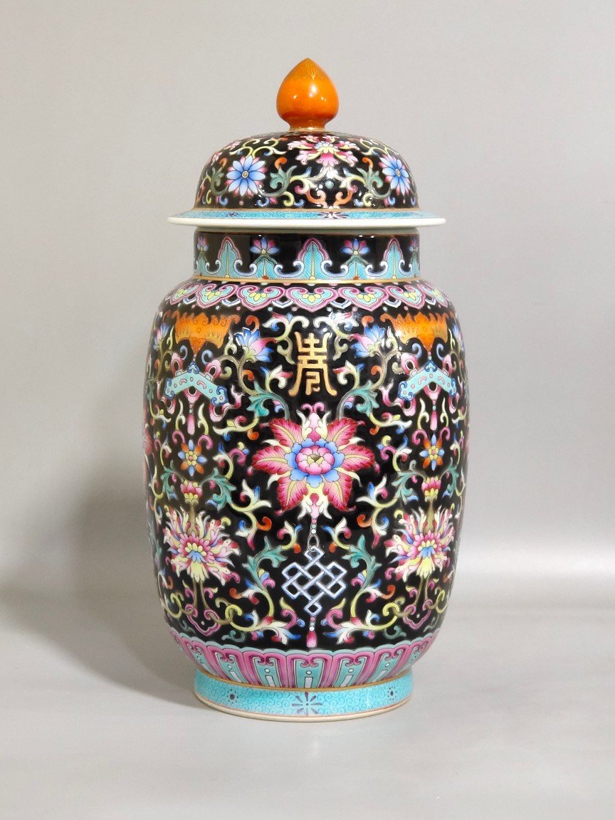 Qing Dynasty Qianlong Heidi blessing and longevity jar with lid