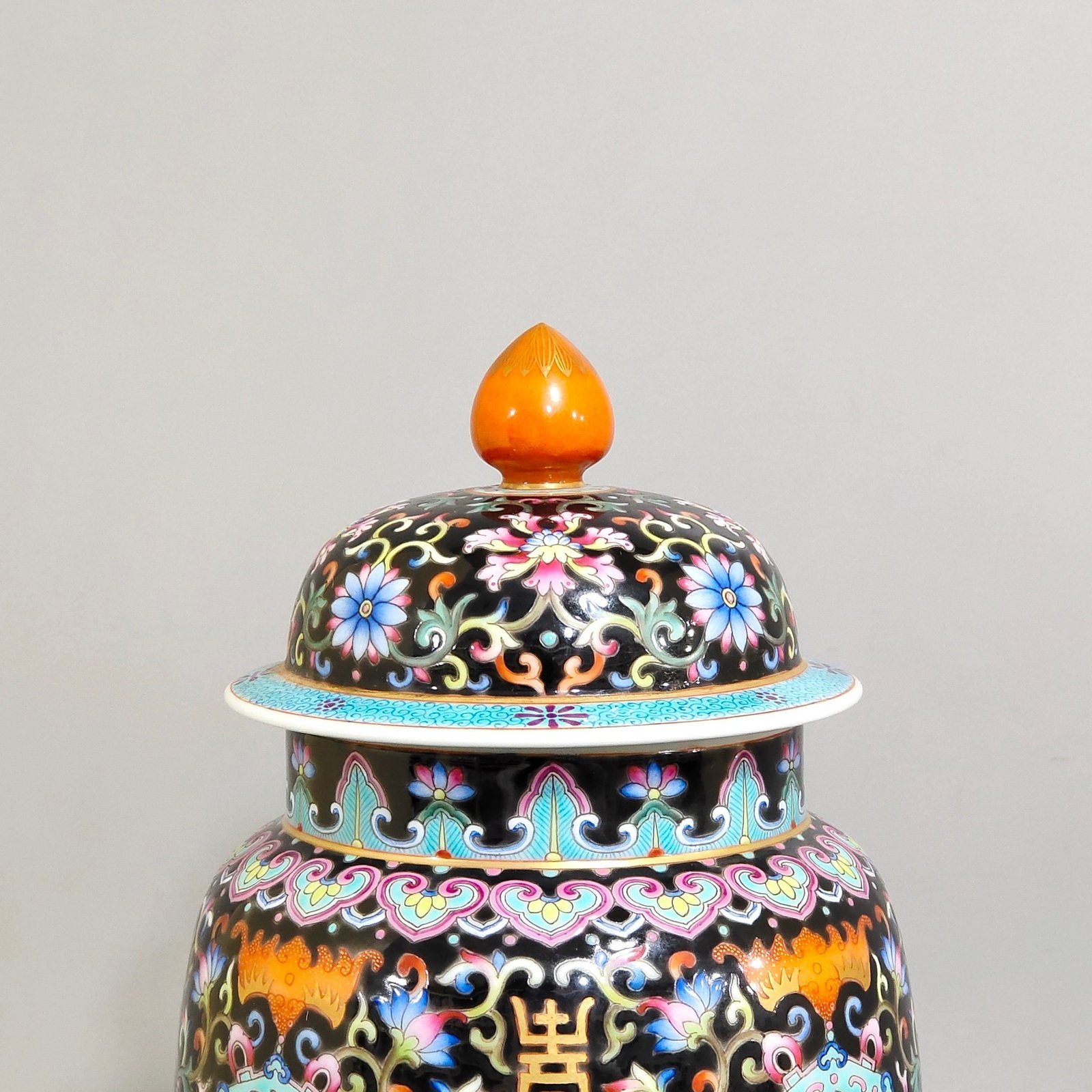 Qing Dynasty Qianlong Heidi blessing and longevity jar with lid