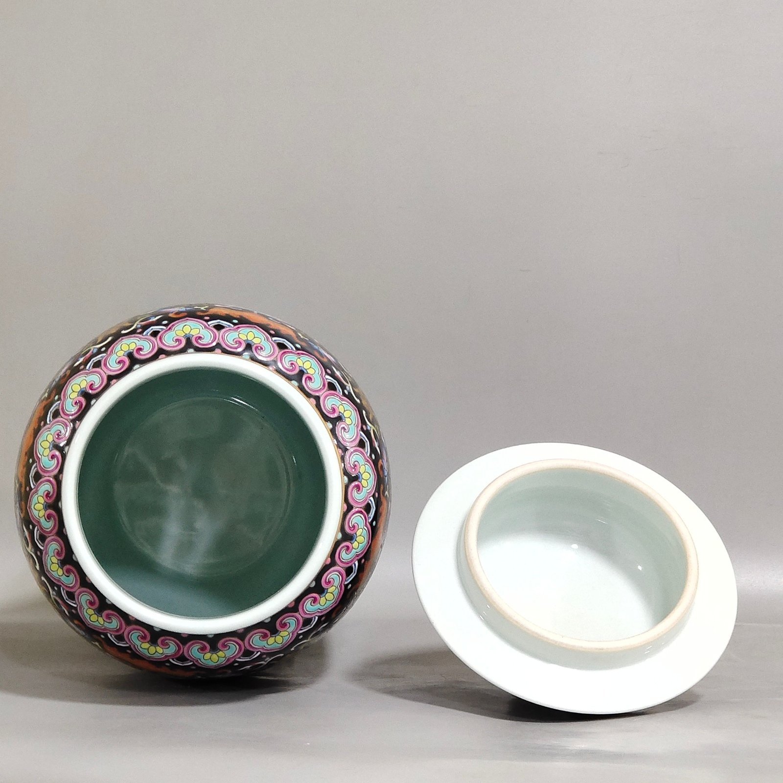 Qing Dynasty Qianlong Heidi blessing and longevity jar with lid