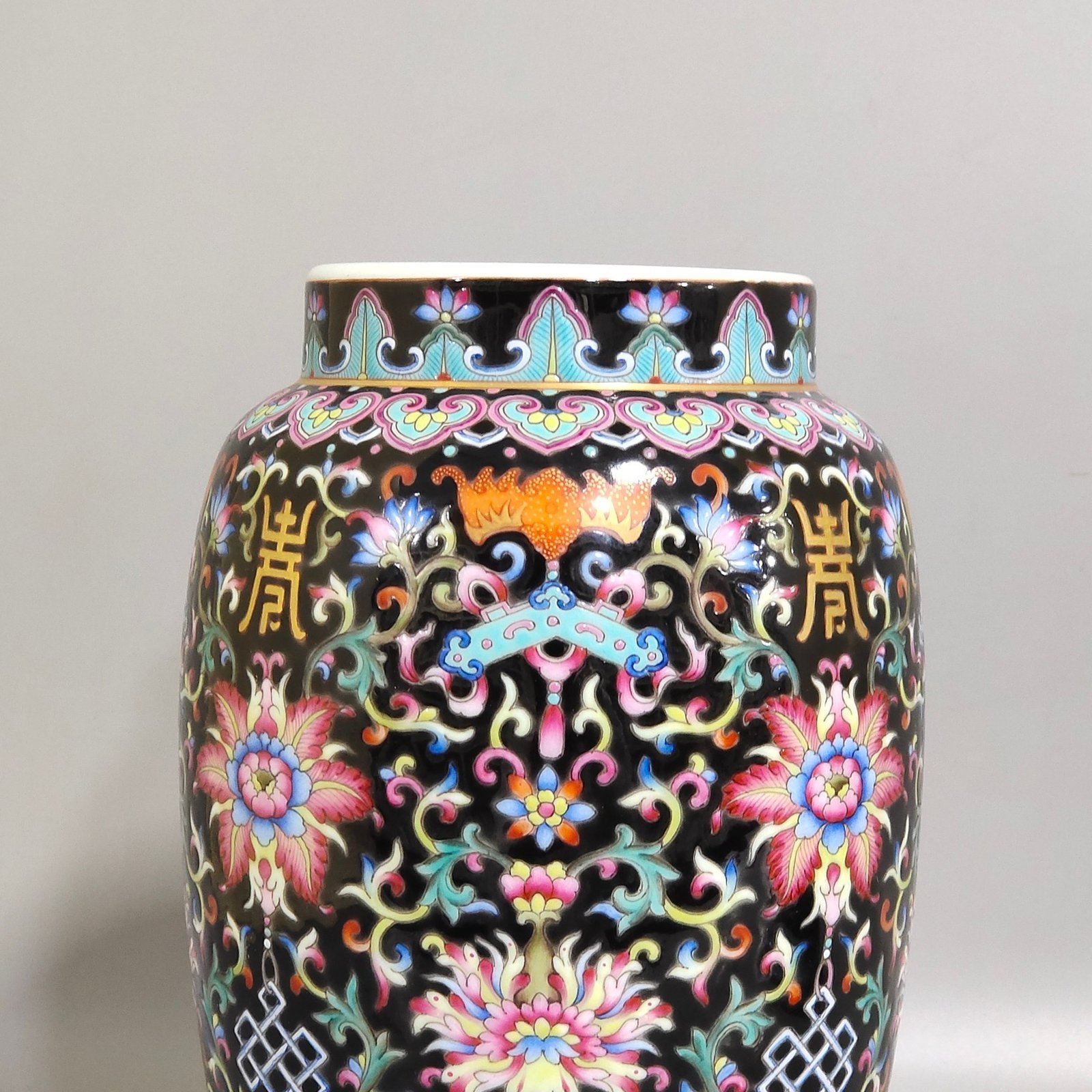 Qing Dynasty Qianlong Heidi blessing and longevity jar with lid