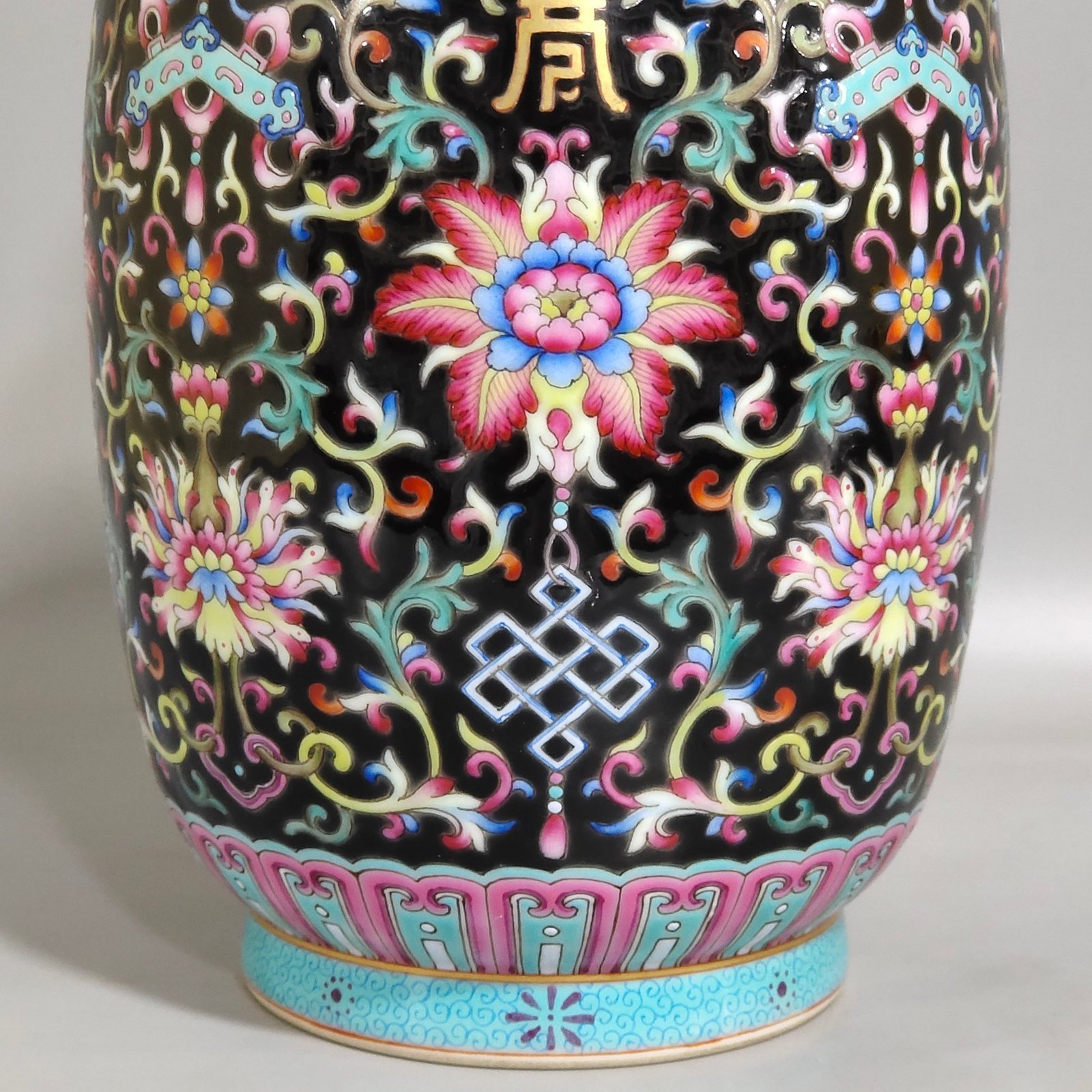 Qing Dynasty Qianlong Heidi blessing and longevity jar with lid
