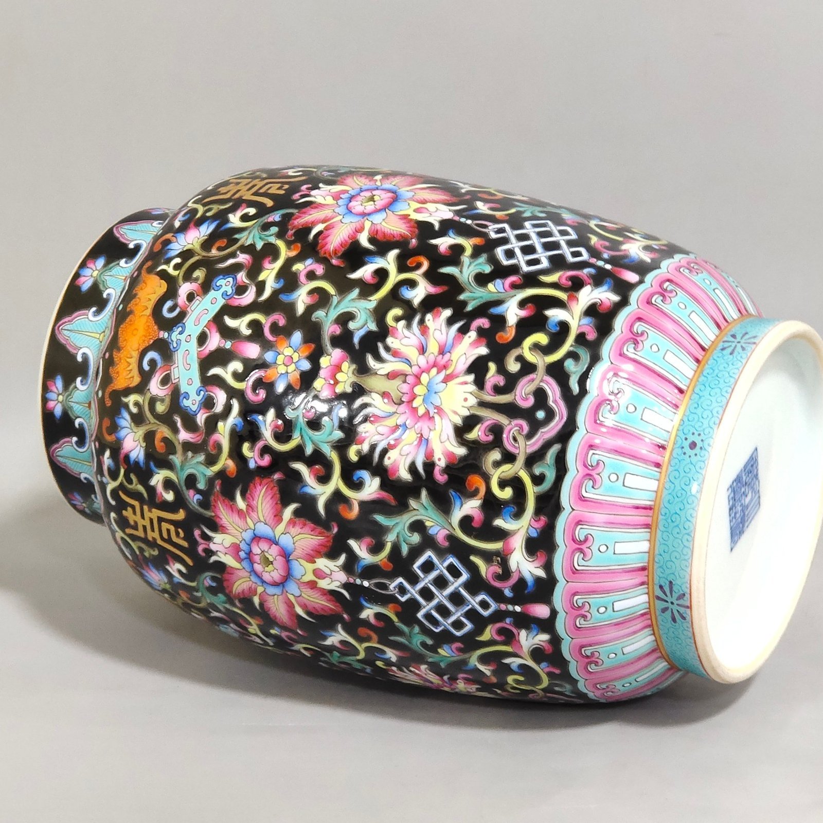 Qing Dynasty Qianlong Heidi blessing and longevity jar with lid