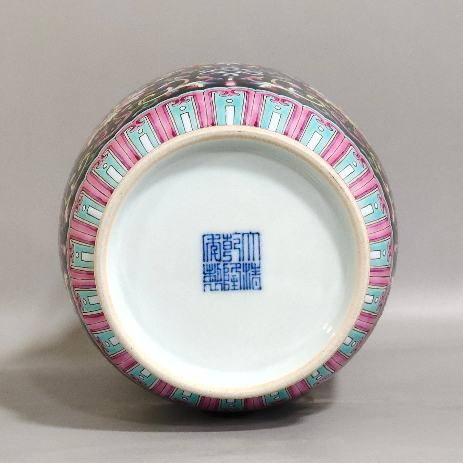 Qing Dynasty Qianlong Heidi blessing and longevity jar with lid