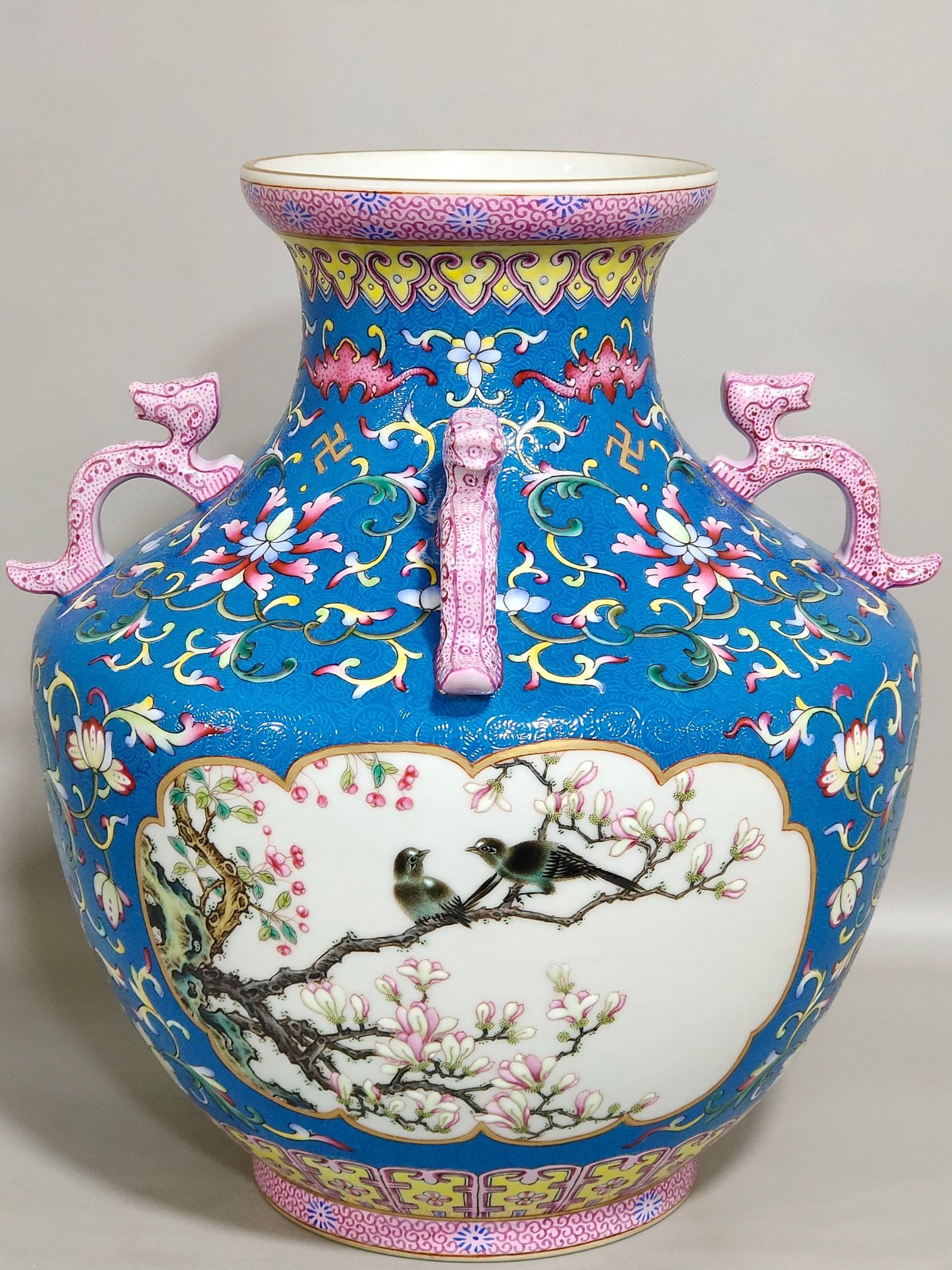 Qing Dynasty Qianlong dragon bottom with blue ground and four ears of flowers and birds with windows