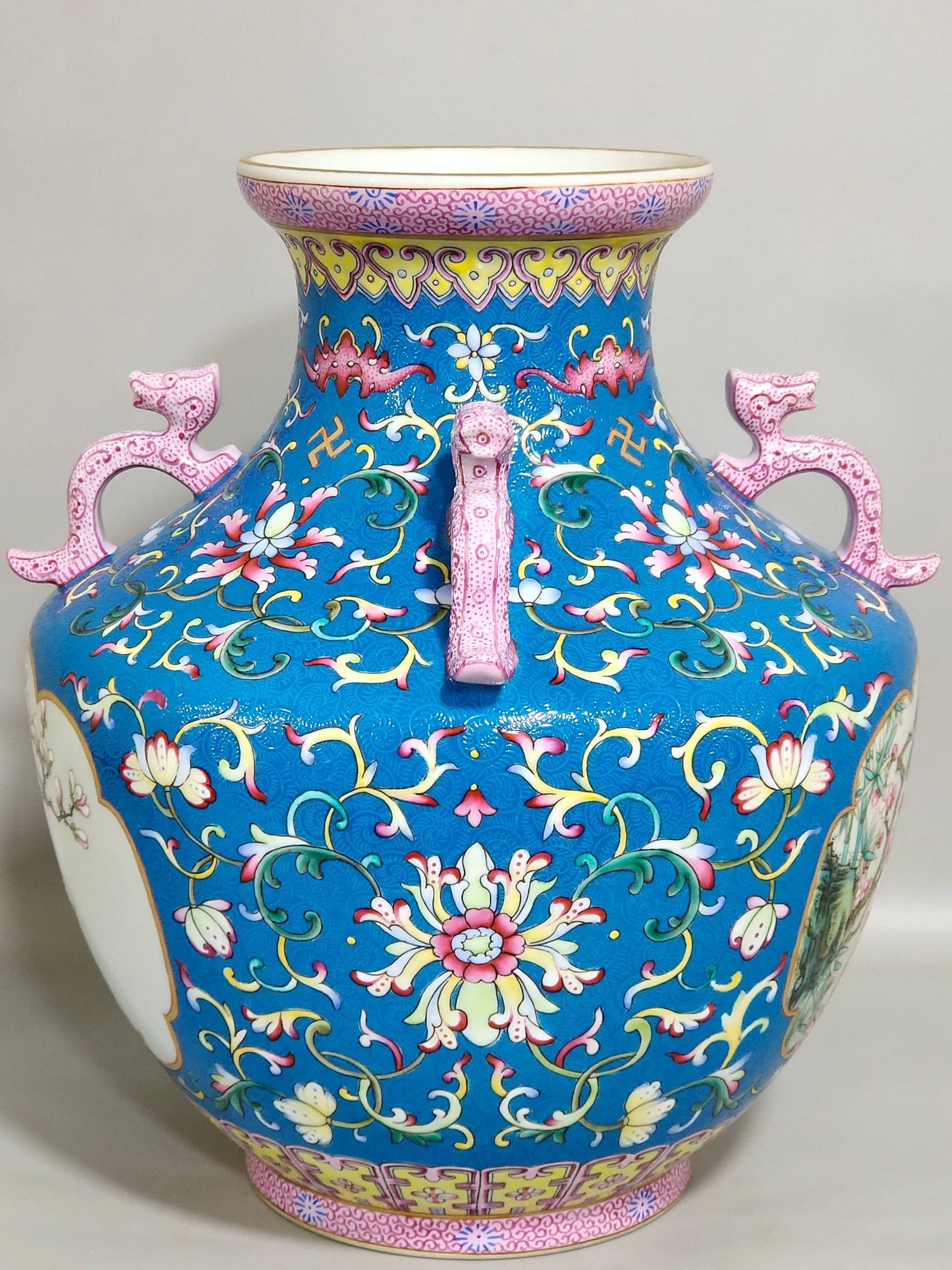 Qing Dynasty Qianlong dragon bottom with blue ground and four ears of flowers and birds with windows