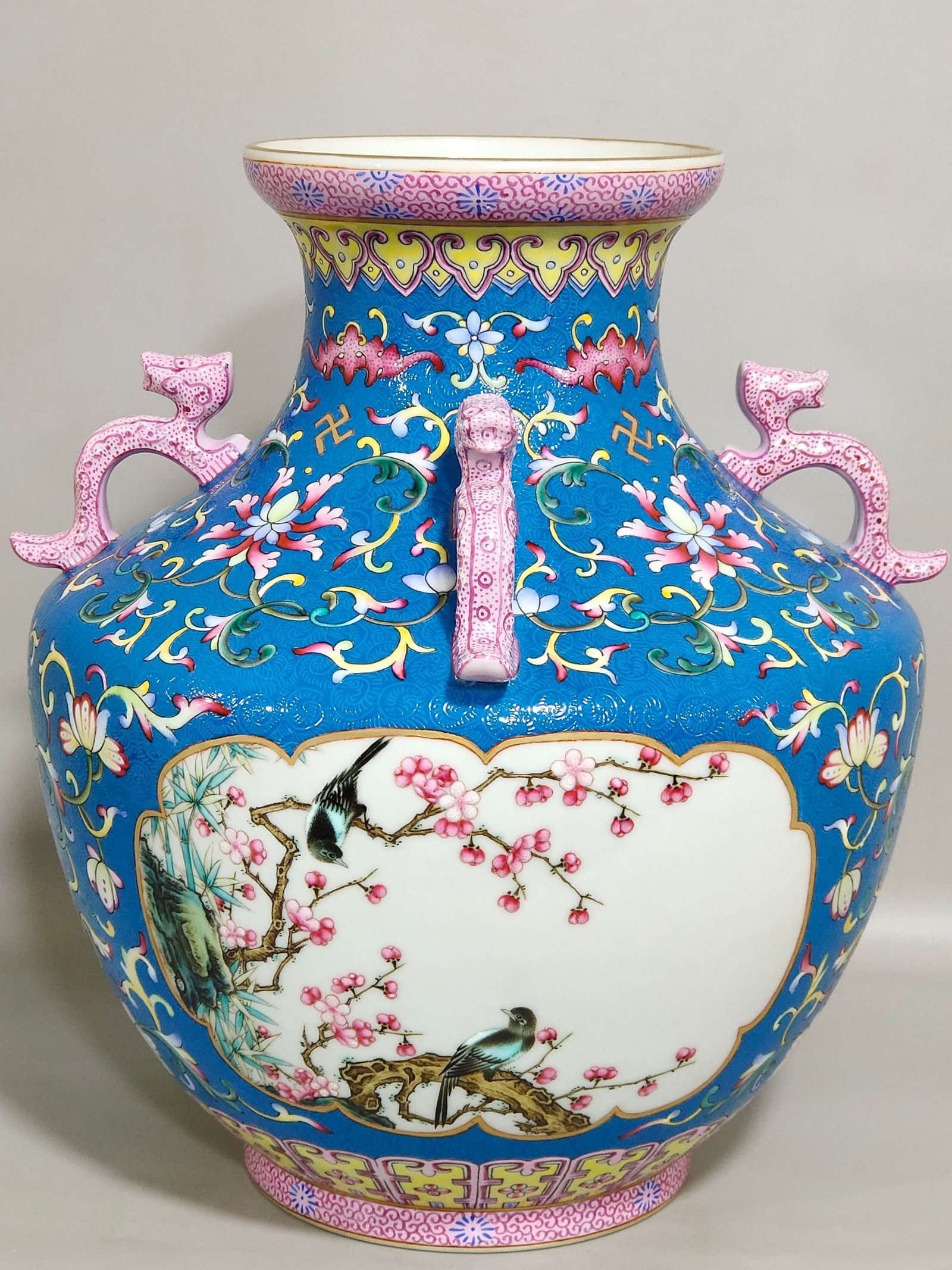 Qing Dynasty Qianlong dragon bottom with blue ground and four ears of flowers and birds with windows