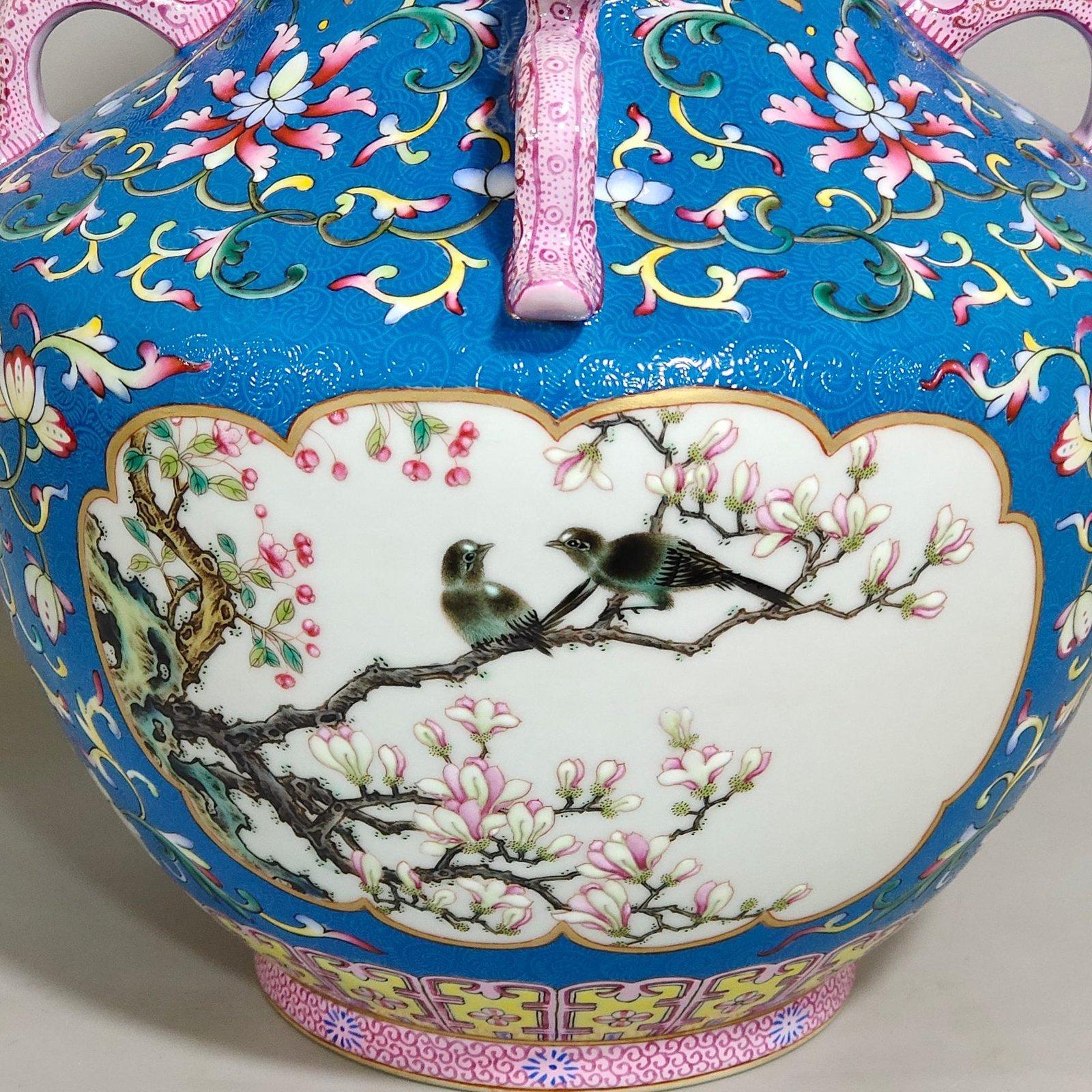 Qing Dynasty Qianlong dragon bottom with blue ground and four ears of flowers and birds with windows