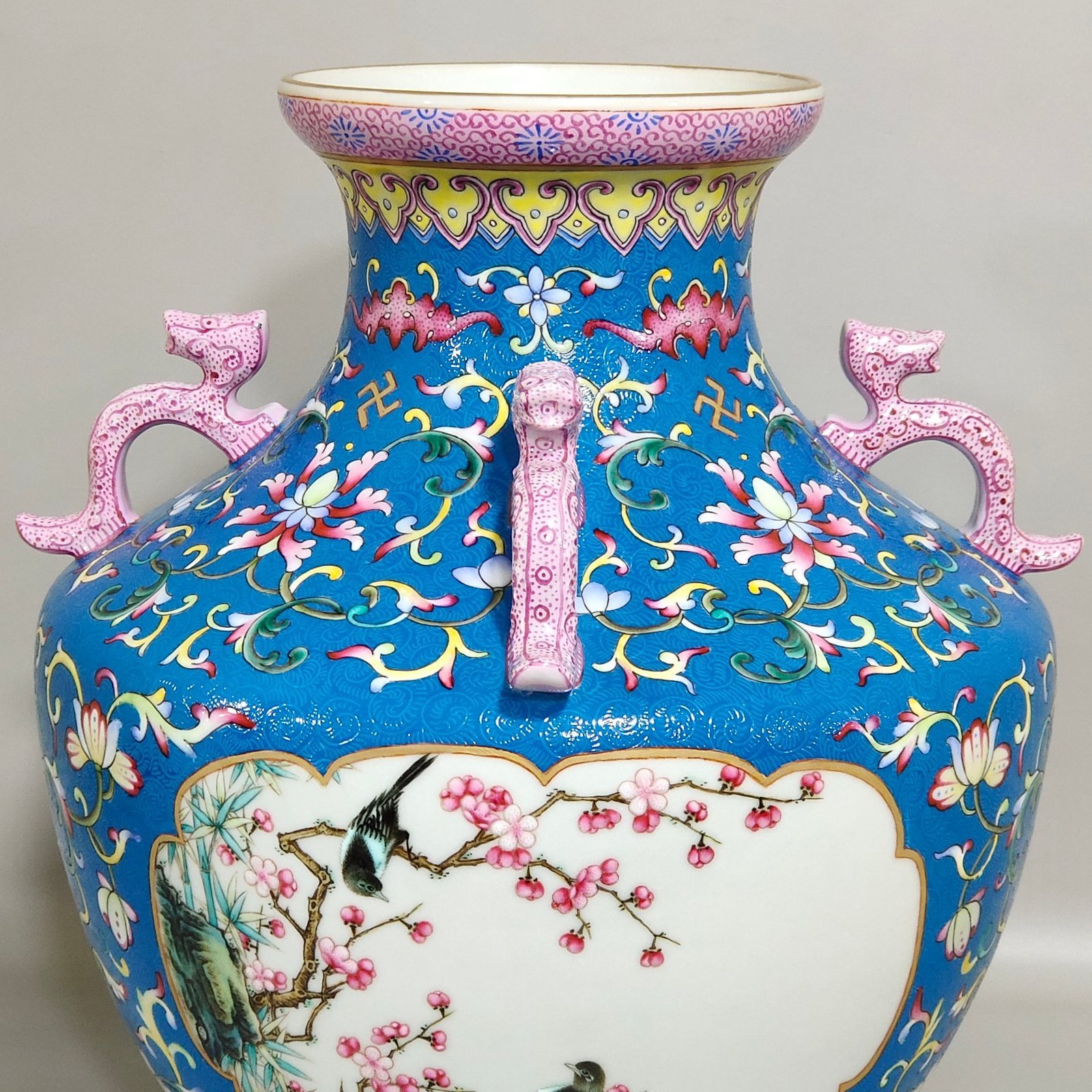 Qing Dynasty Qianlong dragon bottom with blue ground and four ears of flowers and birds with windows