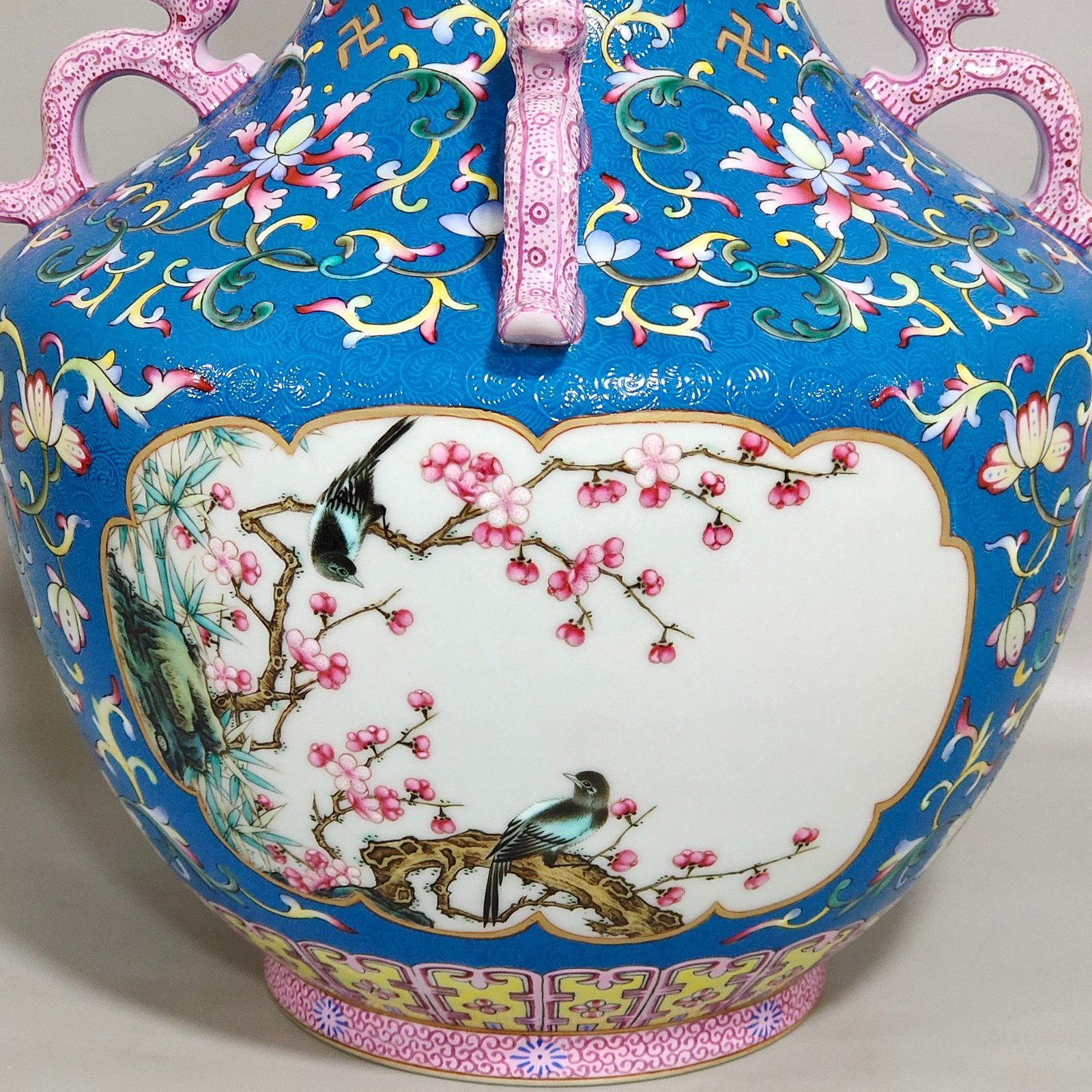 Qing Dynasty Qianlong dragon bottom with blue ground and four ears of flowers and birds with windows