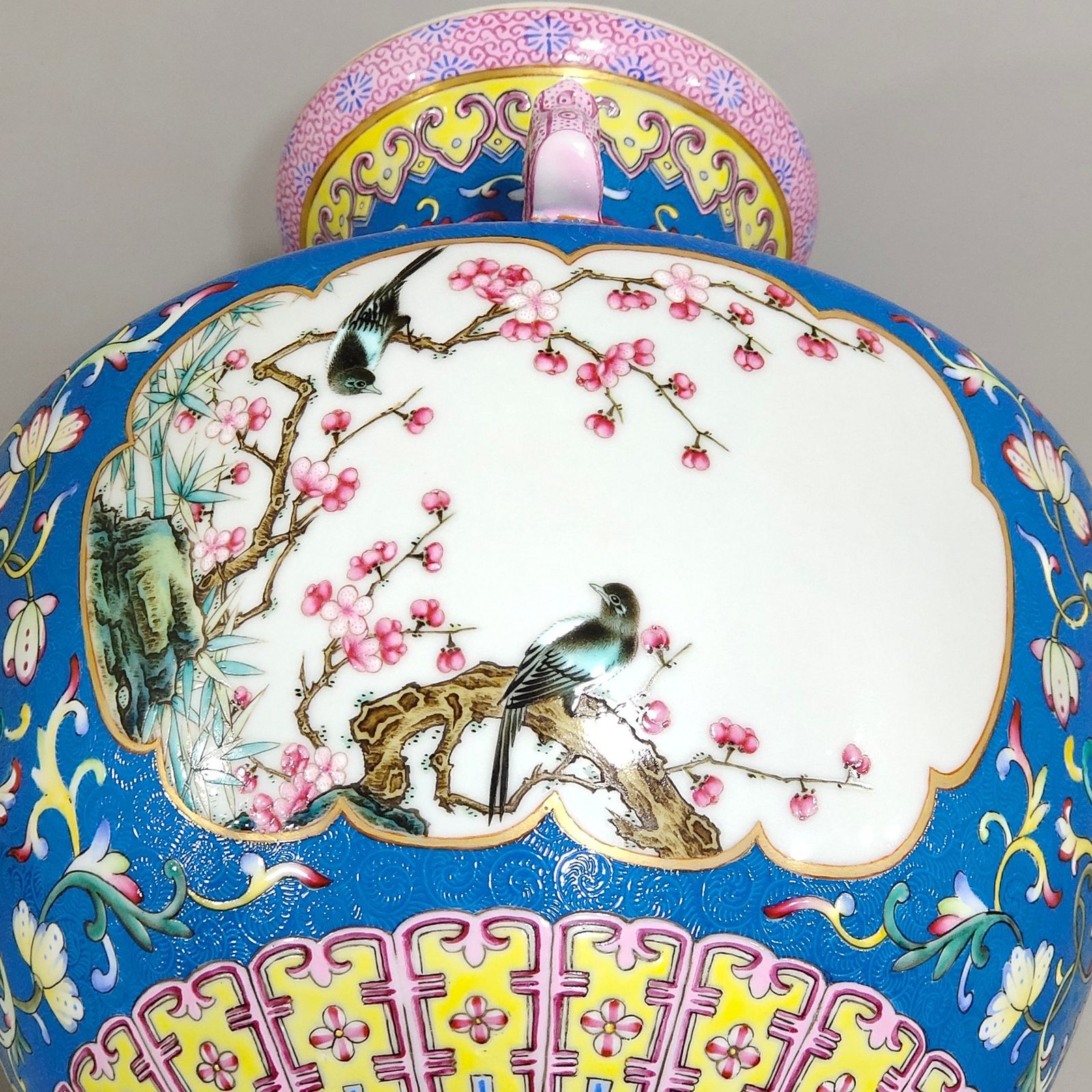 Qing Dynasty Qianlong dragon bottom with blue ground and four ears of flowers and birds with windows