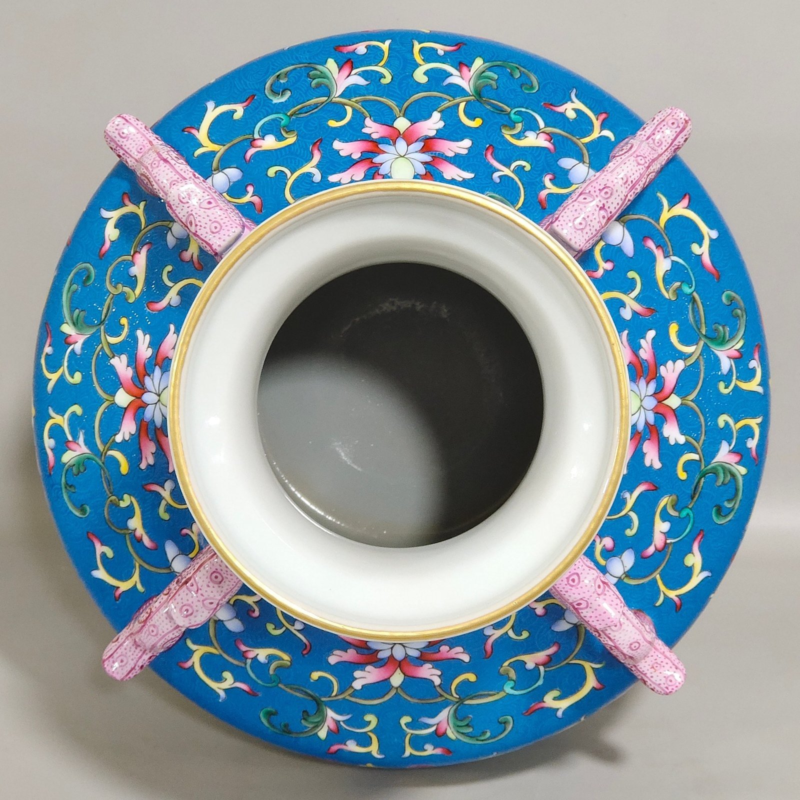 Qing Dynasty Qianlong dragon bottom with blue ground and four ears of flowers and birds with windows