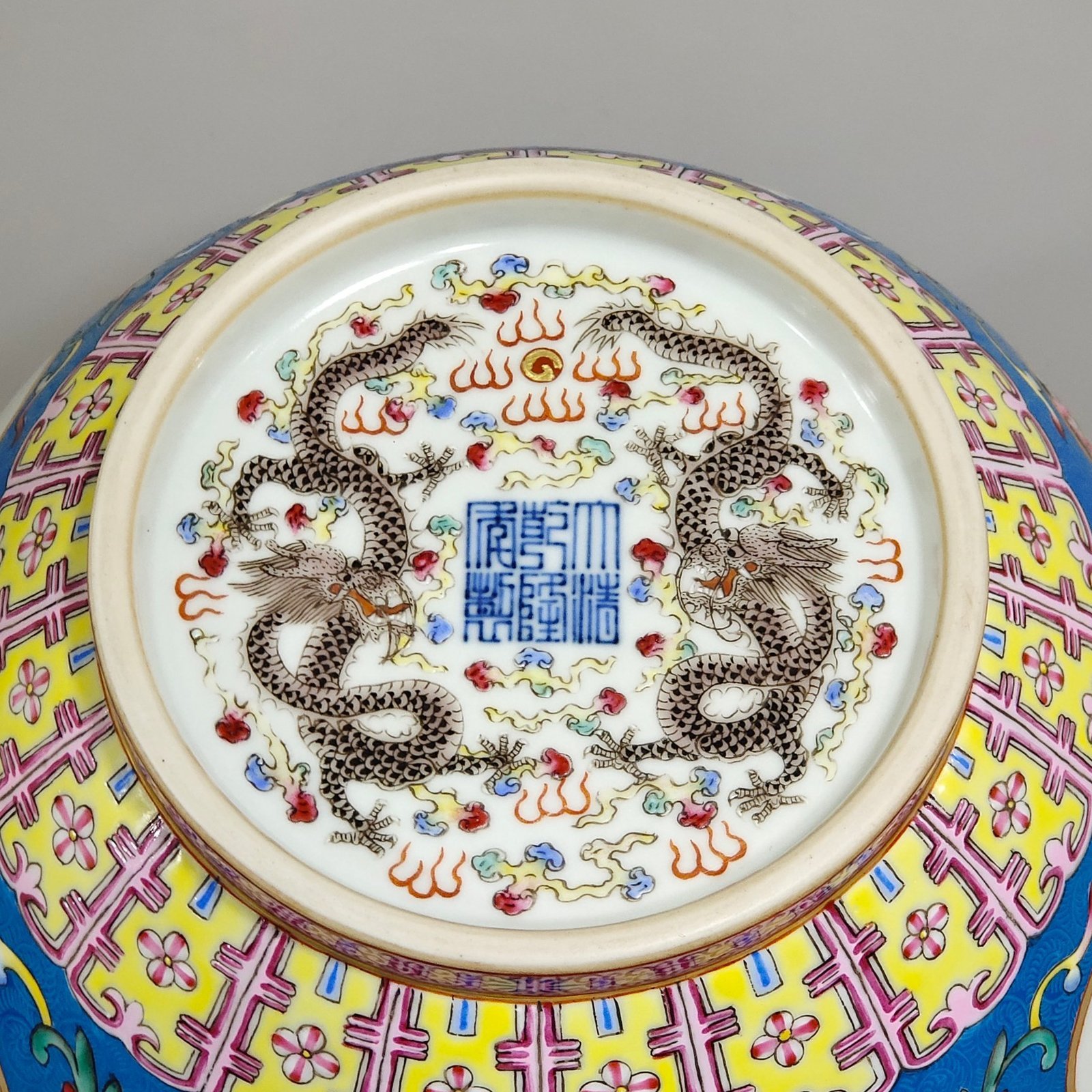 Qing Dynasty Qianlong dragon bottom with blue ground and four ears of flowers and birds with windows