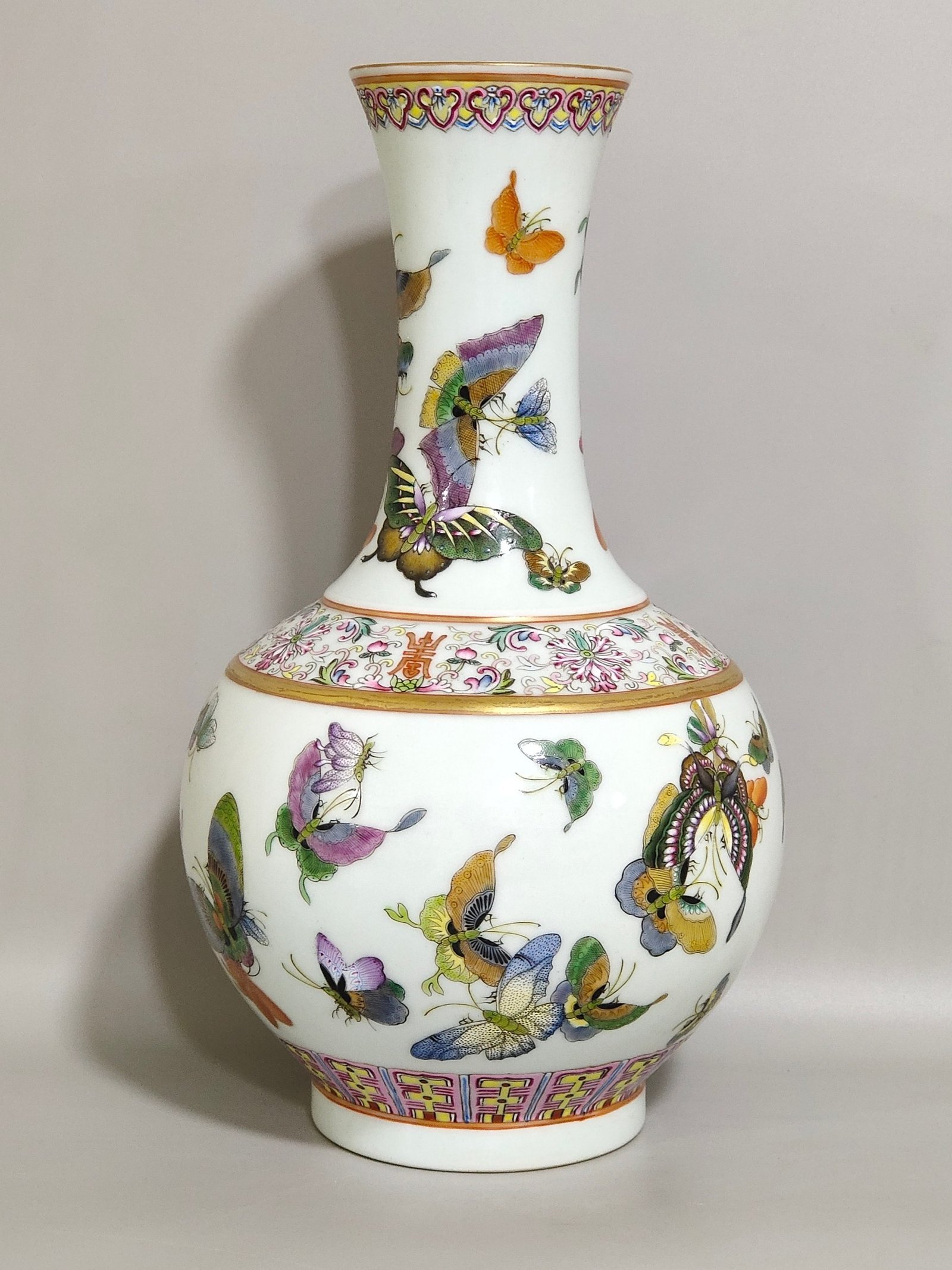 Qing Dynasty Guangxu Hundred Butterfly Appreciation Vase