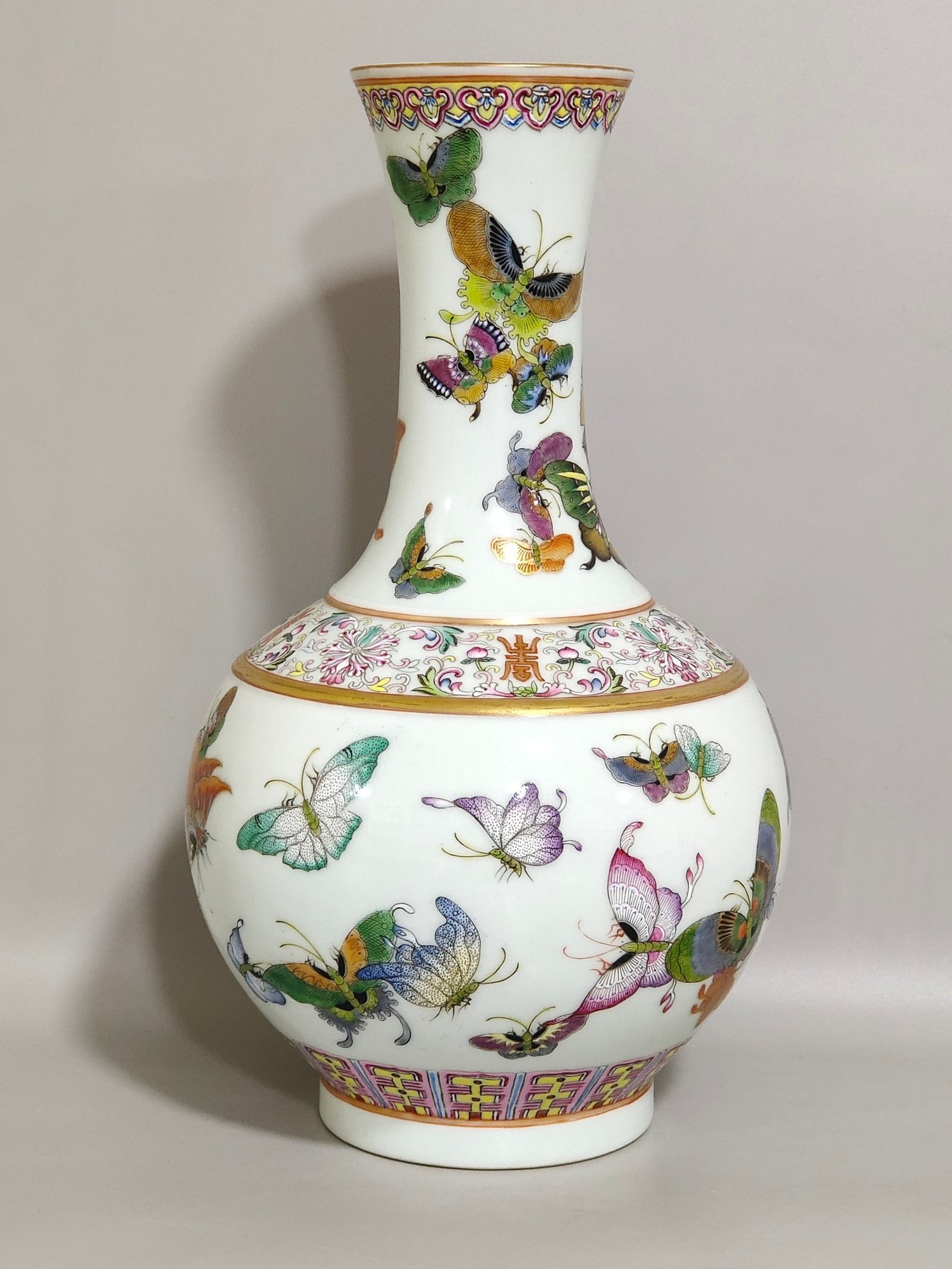 Qing Dynasty Guangxu Hundred Butterfly Appreciation Vase