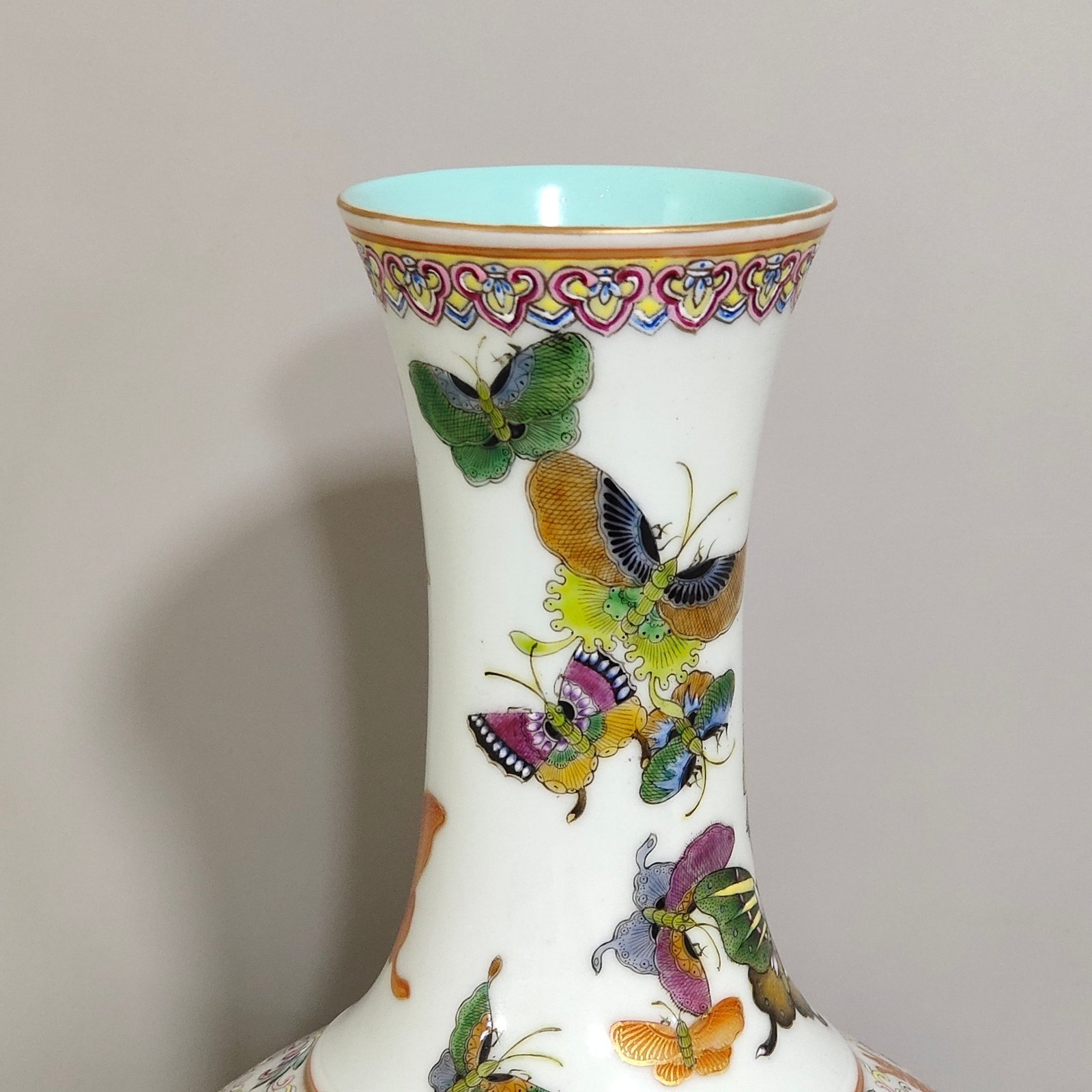 Qing Dynasty Guangxu Hundred Butterfly Appreciation Vase