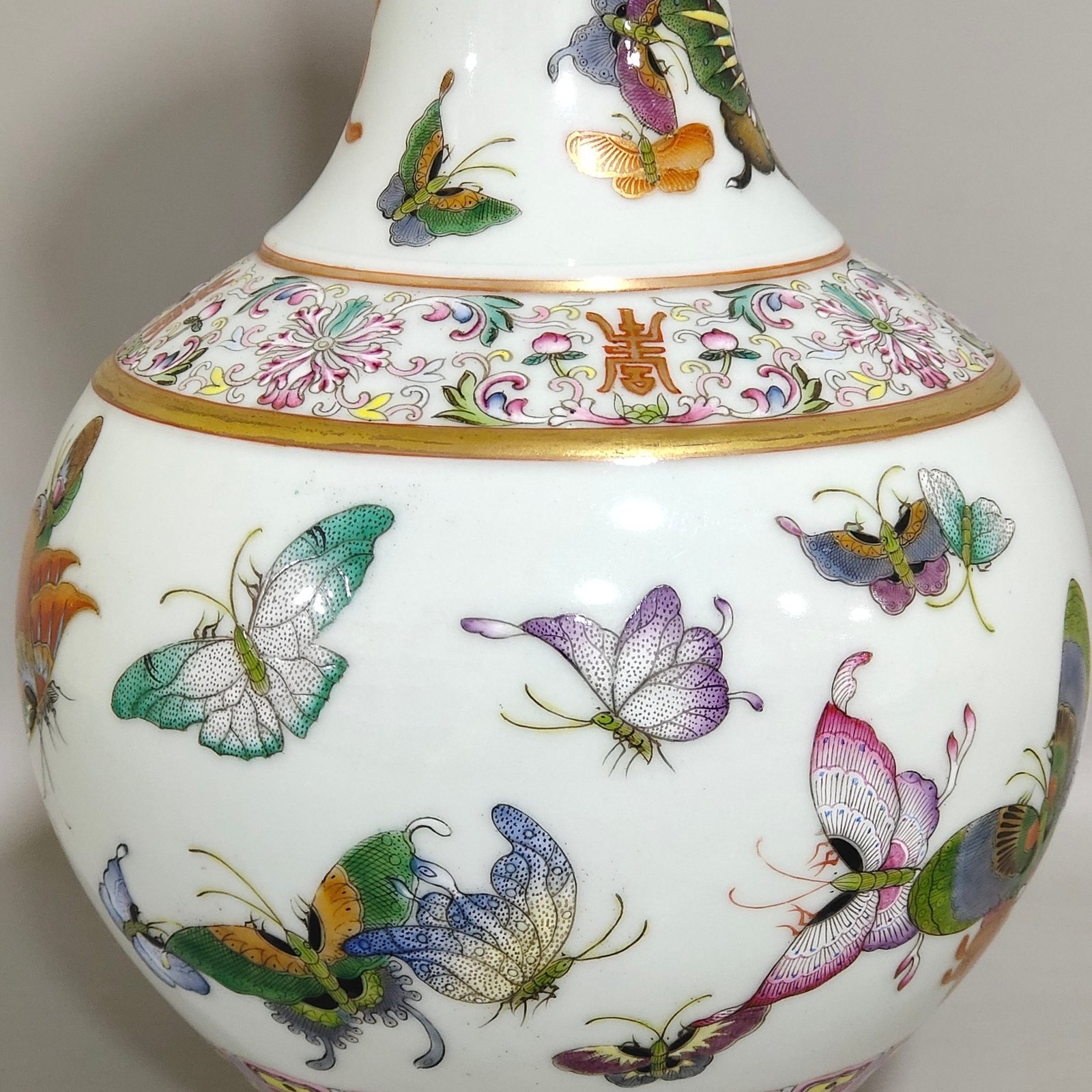 Qing Dynasty Guangxu Hundred Butterfly Appreciation Vase