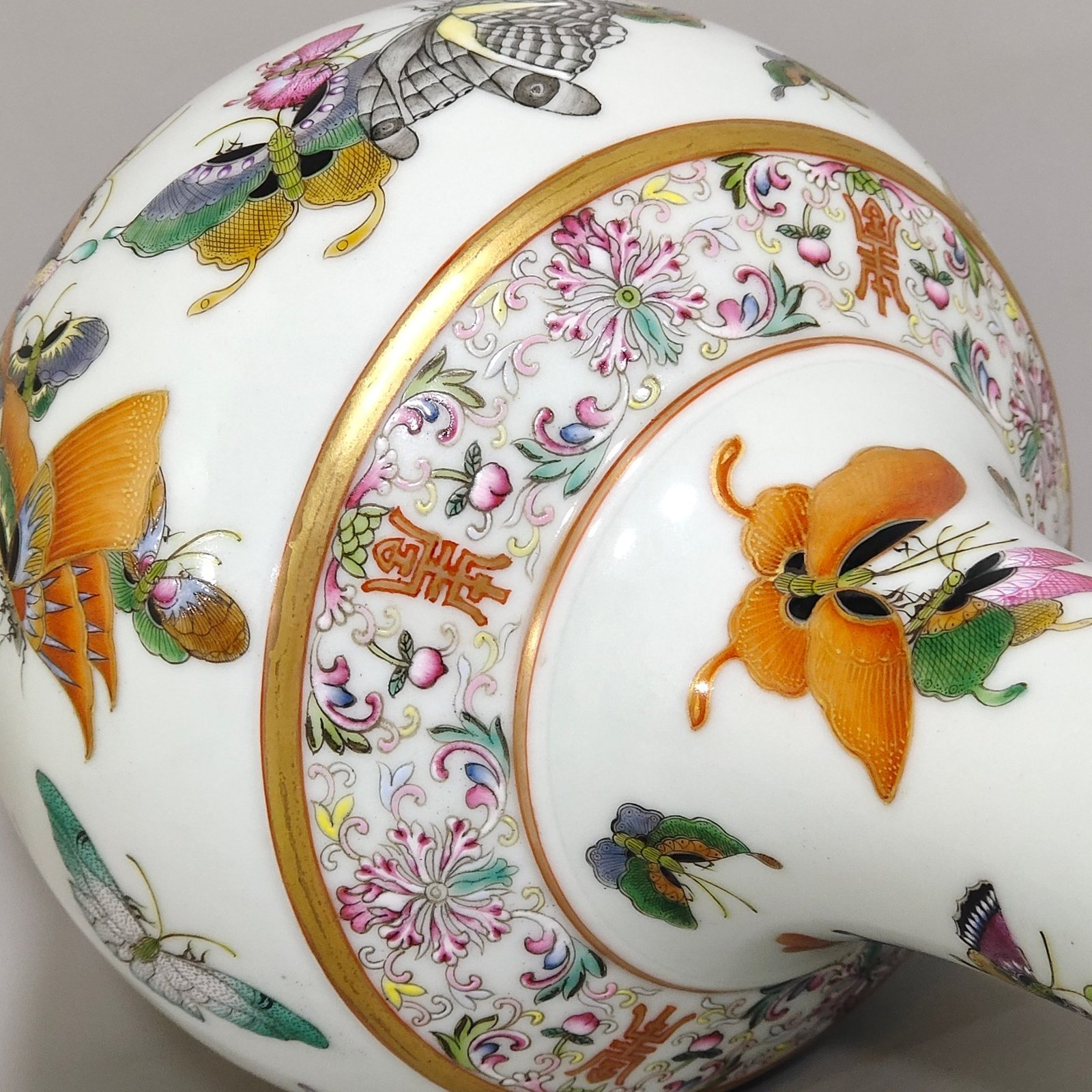 Qing Dynasty Guangxu Hundred Butterfly Appreciation Vase