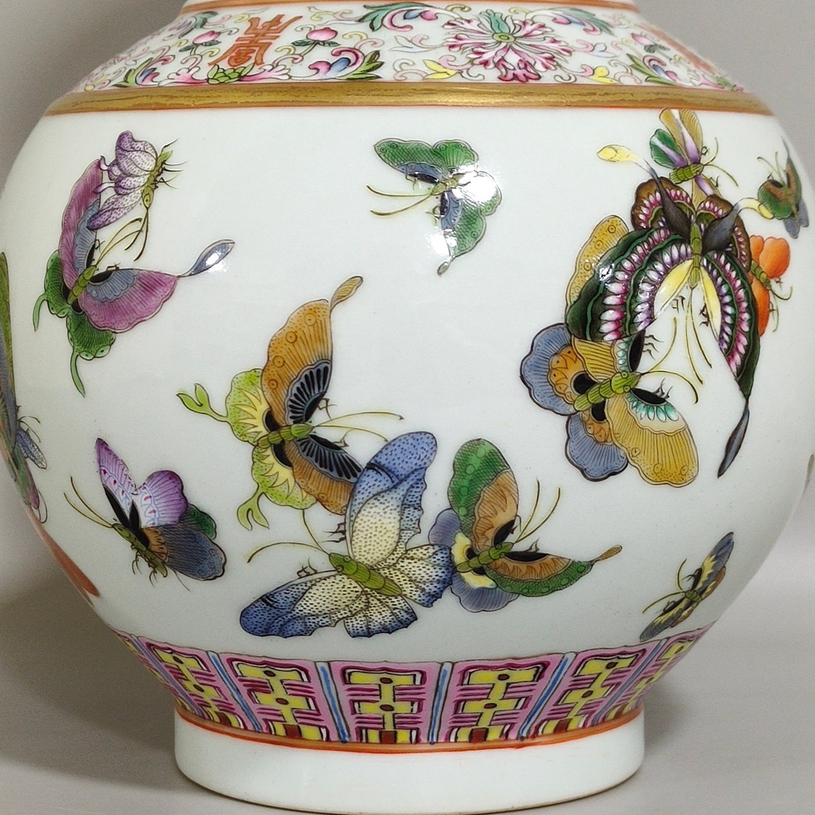 Qing Dynasty Guangxu Hundred Butterfly Appreciation Vase