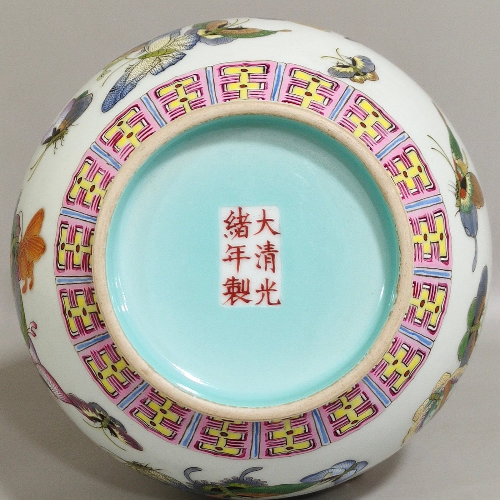 Qing Dynasty Guangxu Hundred Butterfly Appreciation Vase