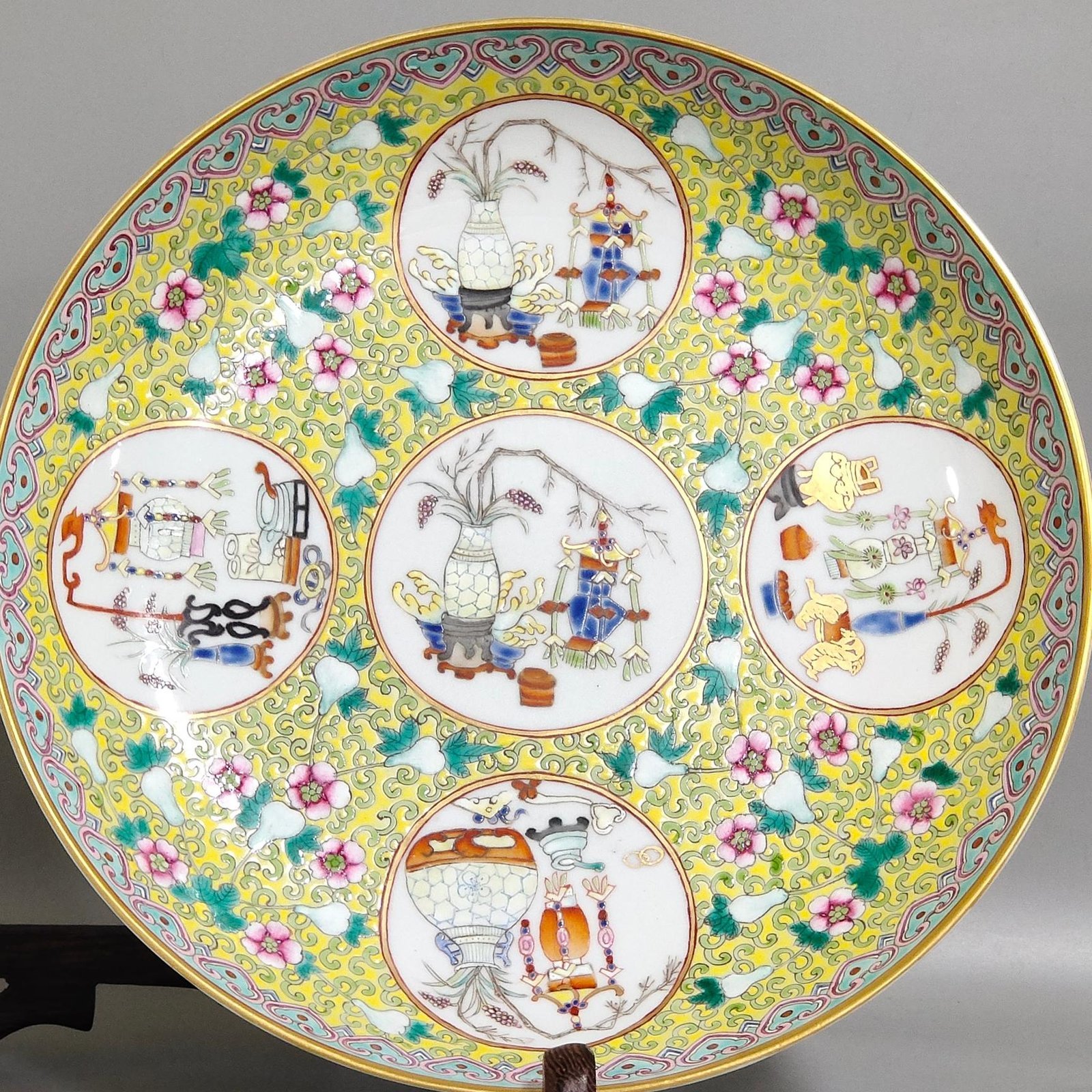 Qing Dynasty Tongzhi Yellow Land Window Open Grain Plate