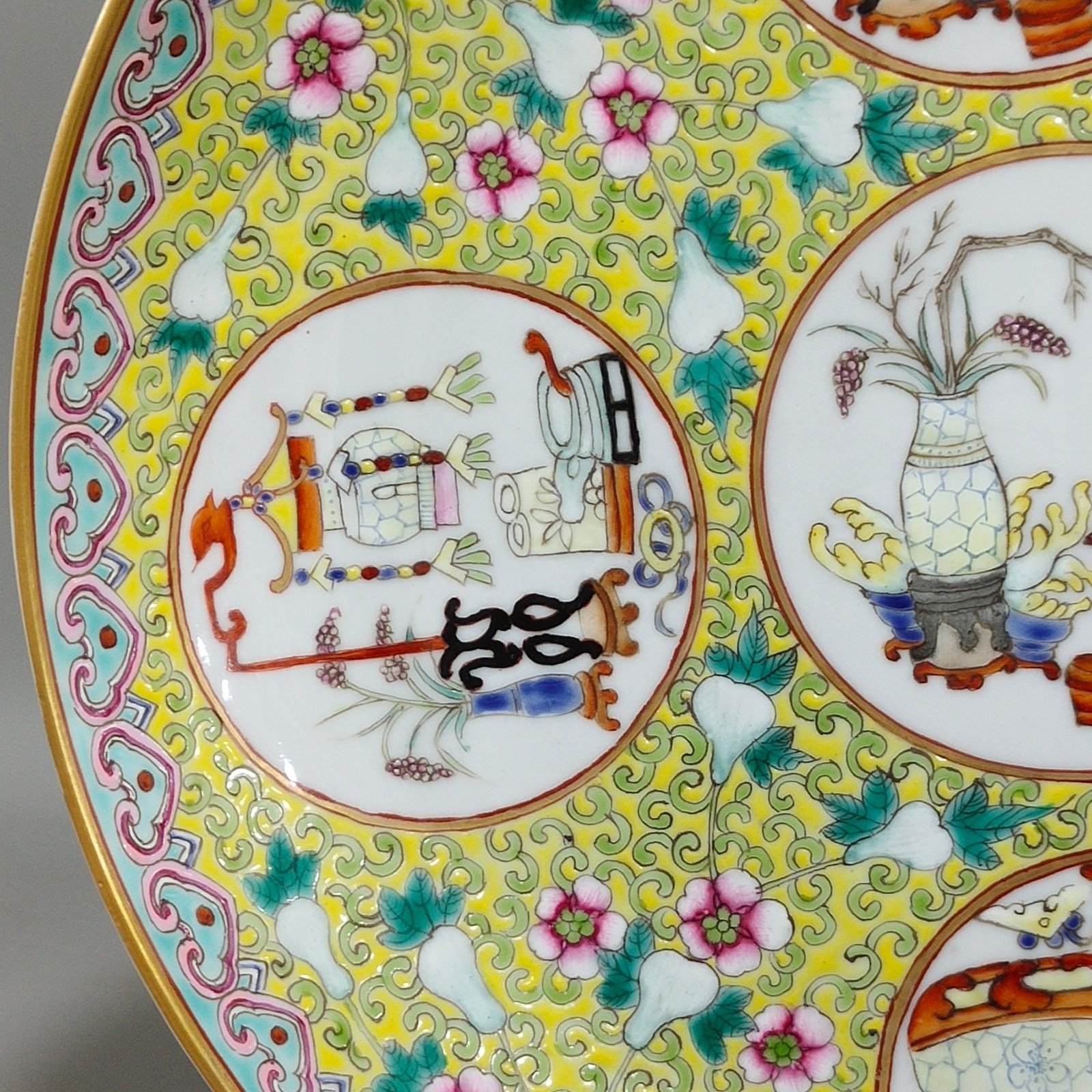 Qing Dynasty Tongzhi Yellow Land Window Open Grain Plate