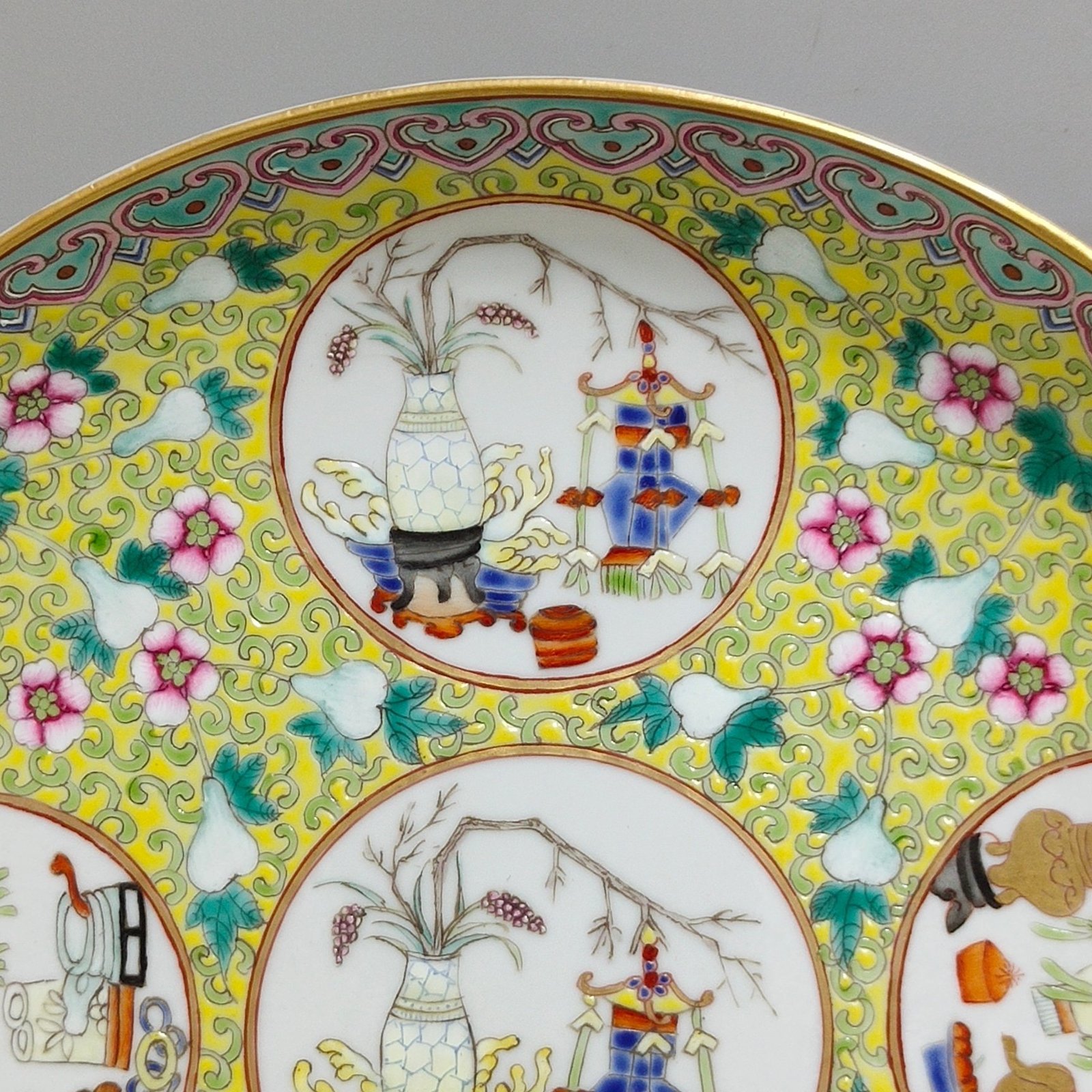 Qing Dynasty Tongzhi Yellow Land Window Open Grain Plate