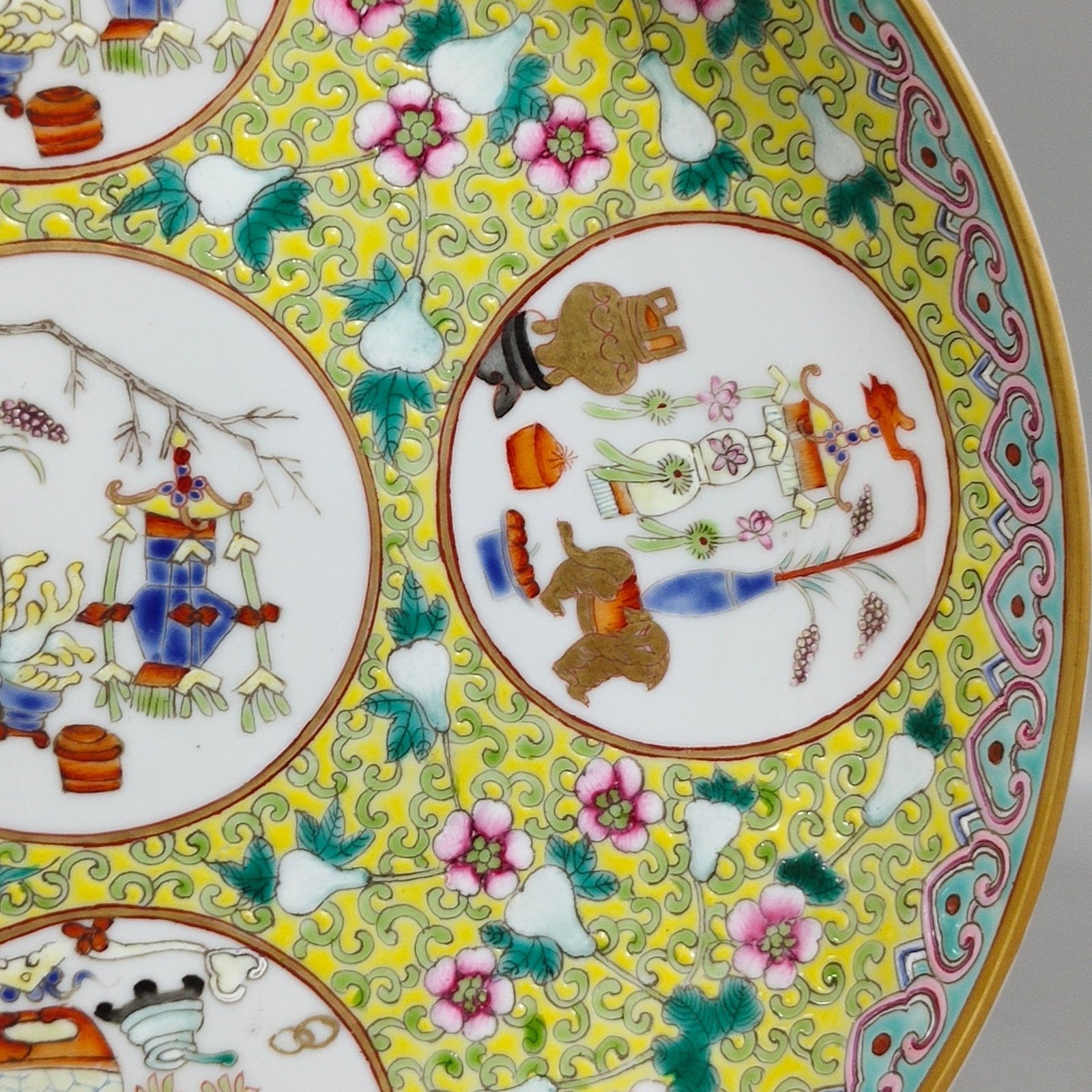 Qing Dynasty Tongzhi Yellow Land Window Open Grain Plate