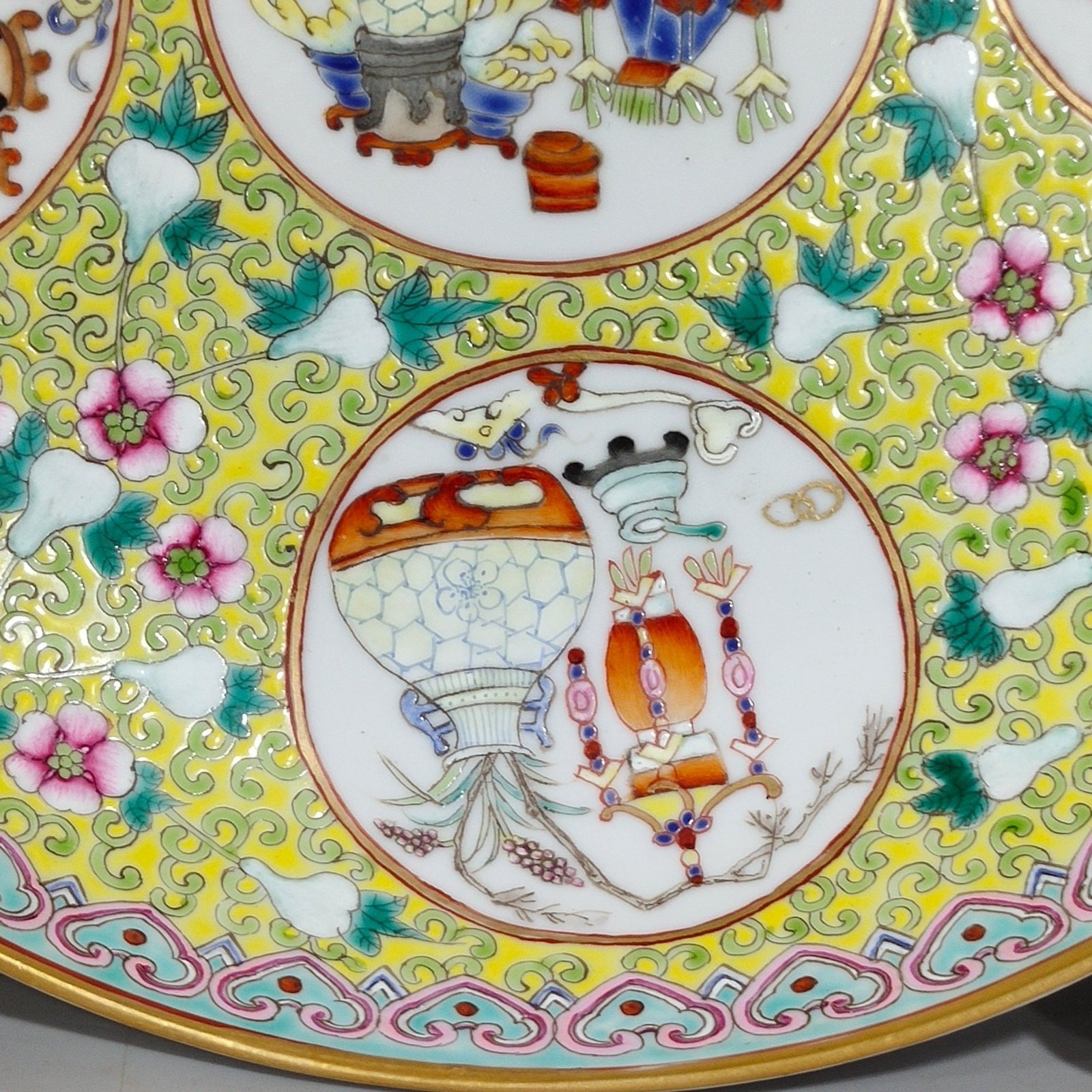 Qing Dynasty Tongzhi Yellow Land Window Open Grain Plate
