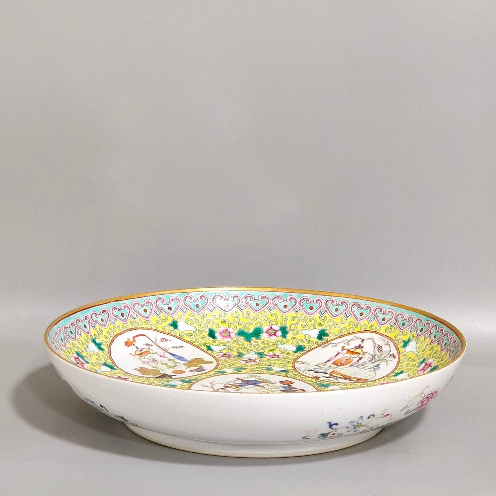 Qing Dynasty Tongzhi Yellow Land Window Open Grain Plate