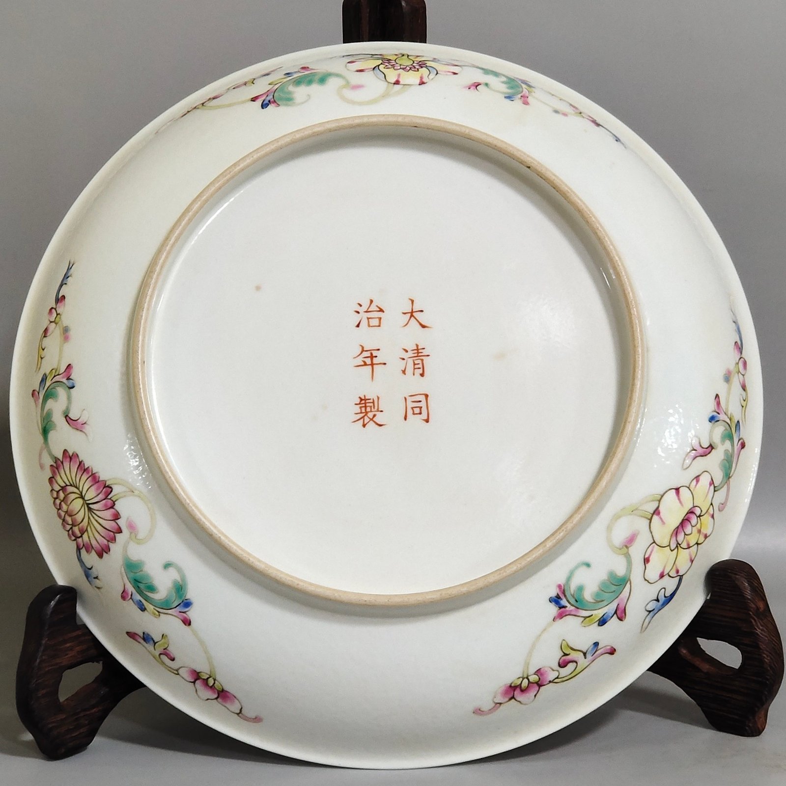 Qing Dynasty Tongzhi yellow-glazed plate with many blessings and longevity