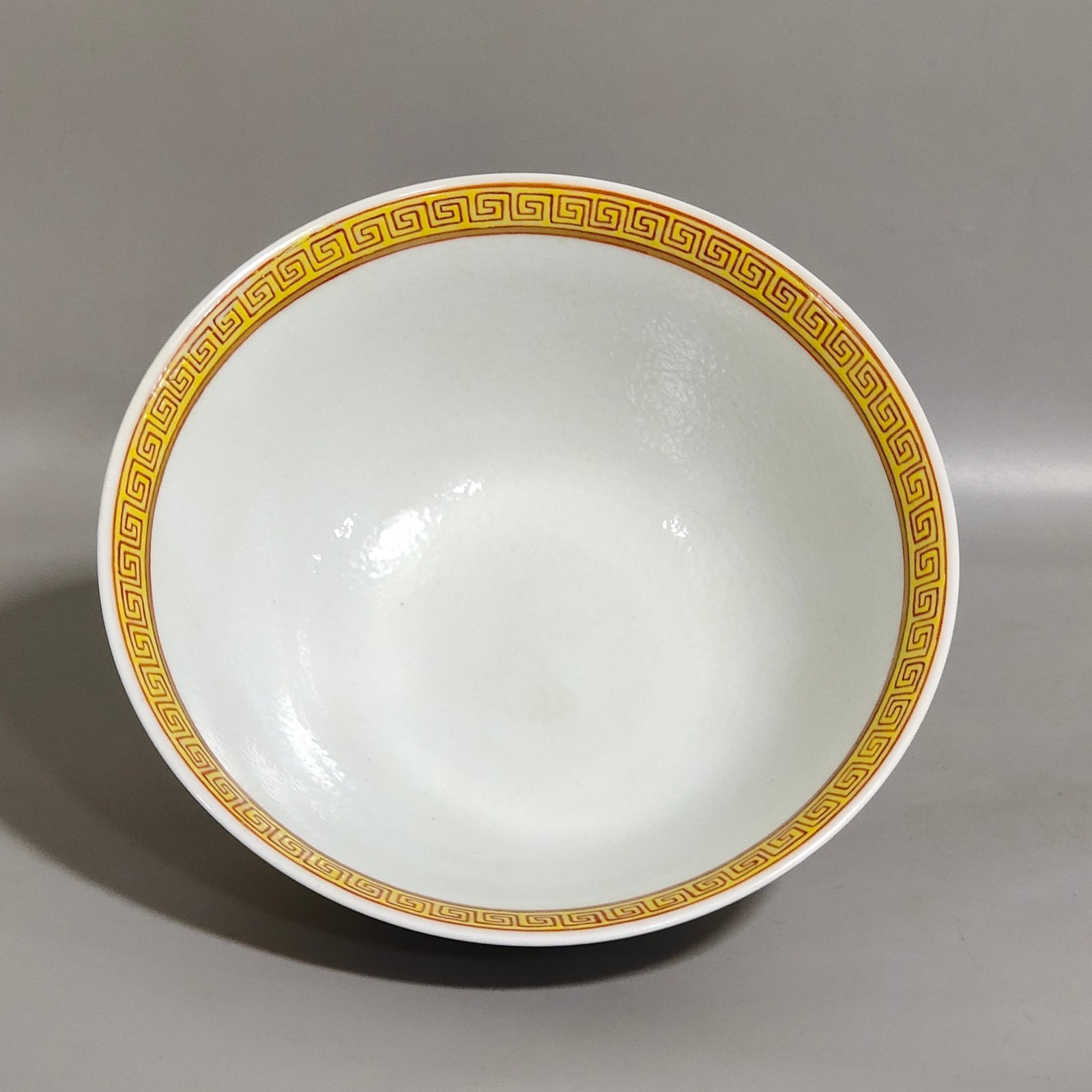 Qing Dynasty Tongzhi yellow glaze windowed Wanshou Wujiang bowl
