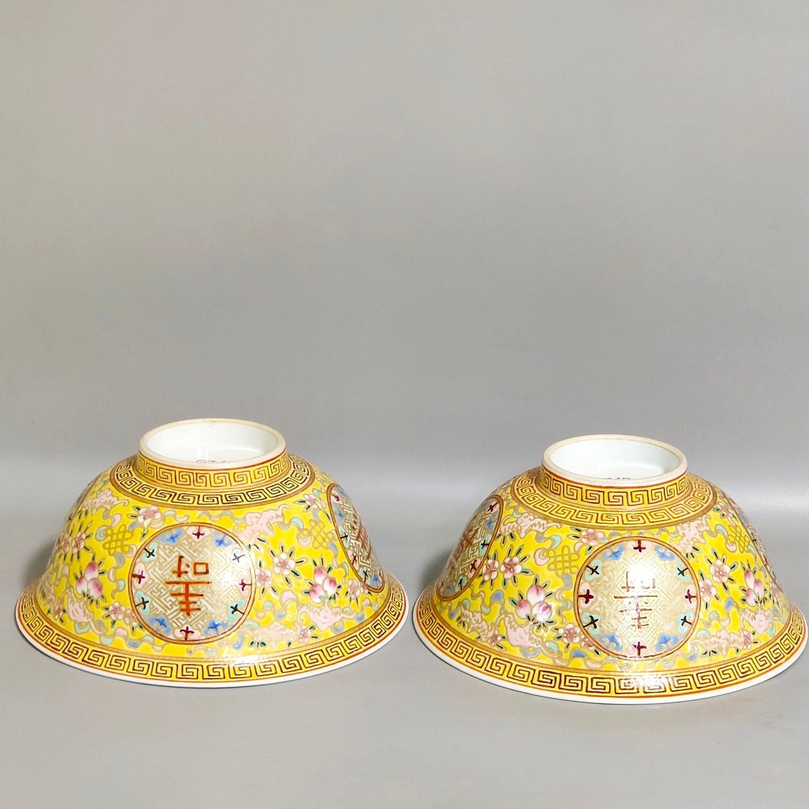 Qing Dynasty Tongzhi yellow glaze windowed Wanshou Wujiang bowl