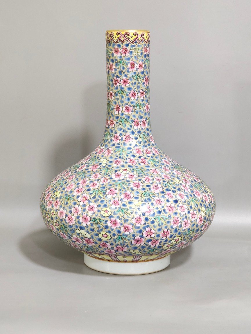 Qing Dynasty Jiaqing gold-lined ice plum flat belly vase