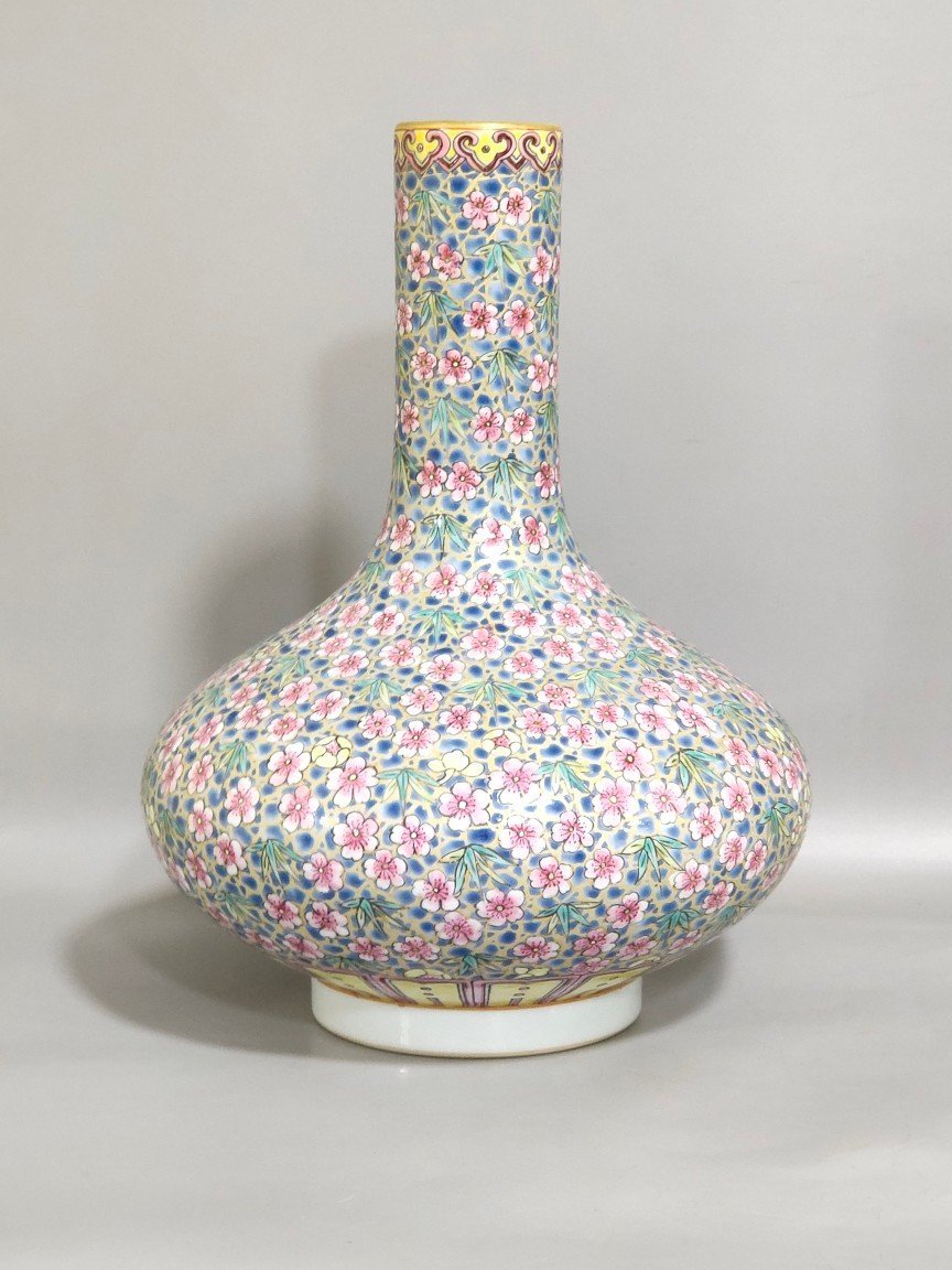 Qing Dynasty Jiaqing gold-lined ice plum flat belly vase