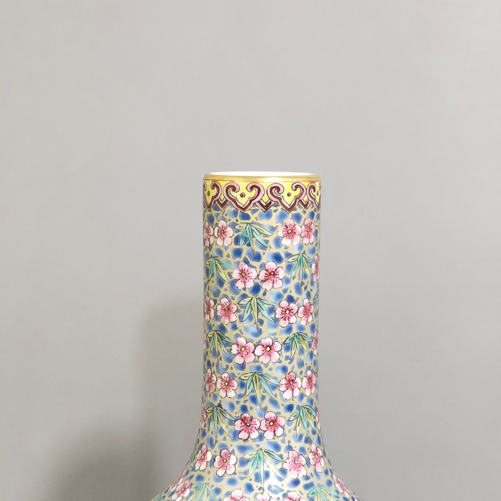 Qing Dynasty Jiaqing gold-lined ice plum flat belly vase