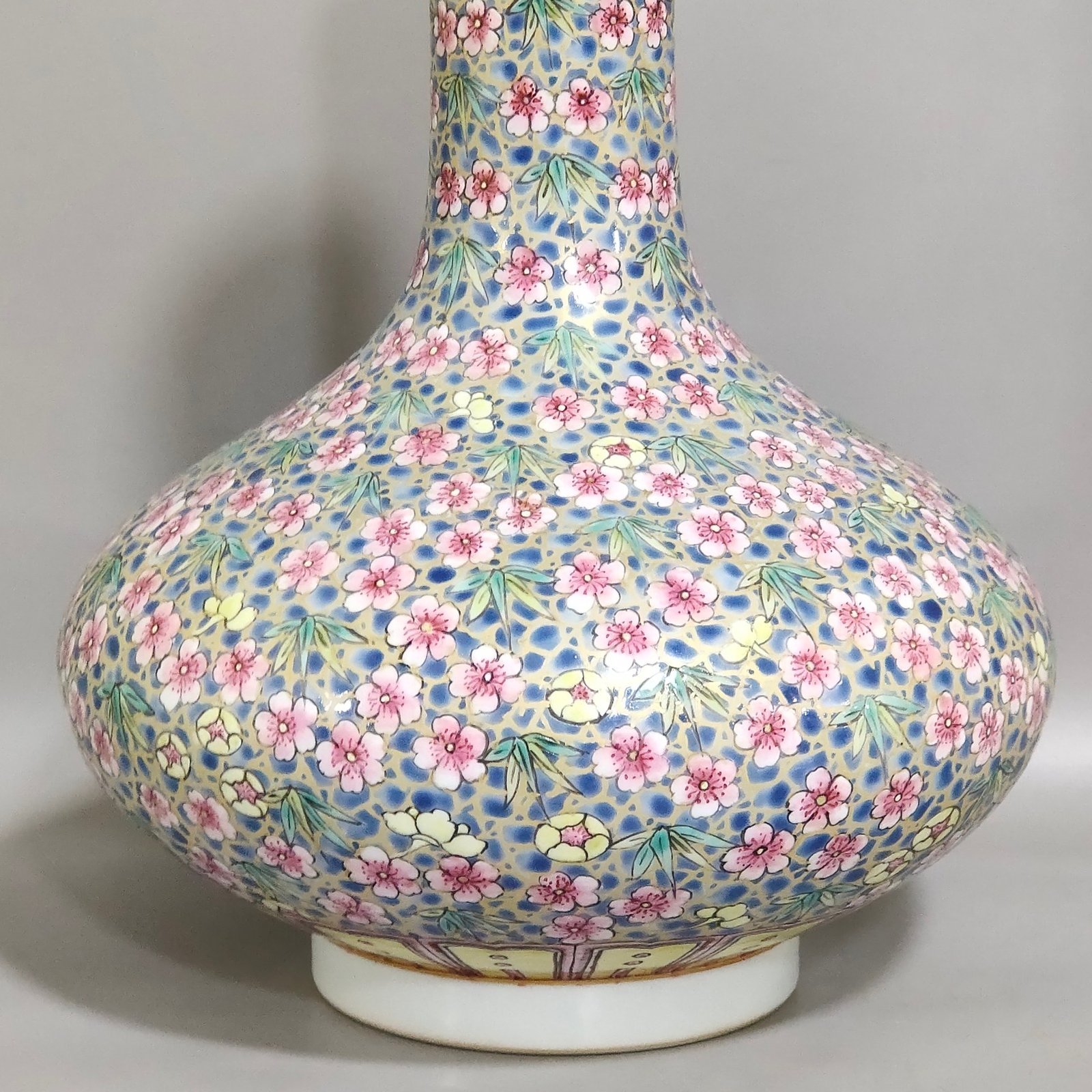 Qing Dynasty Jiaqing gold-lined ice plum flat belly vase