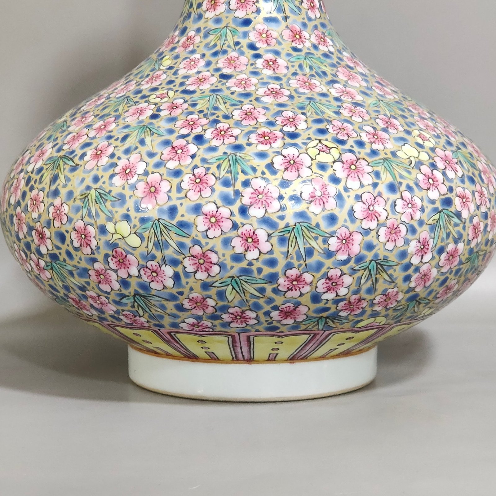 Qing Dynasty Jiaqing gold-lined ice plum flat belly vase