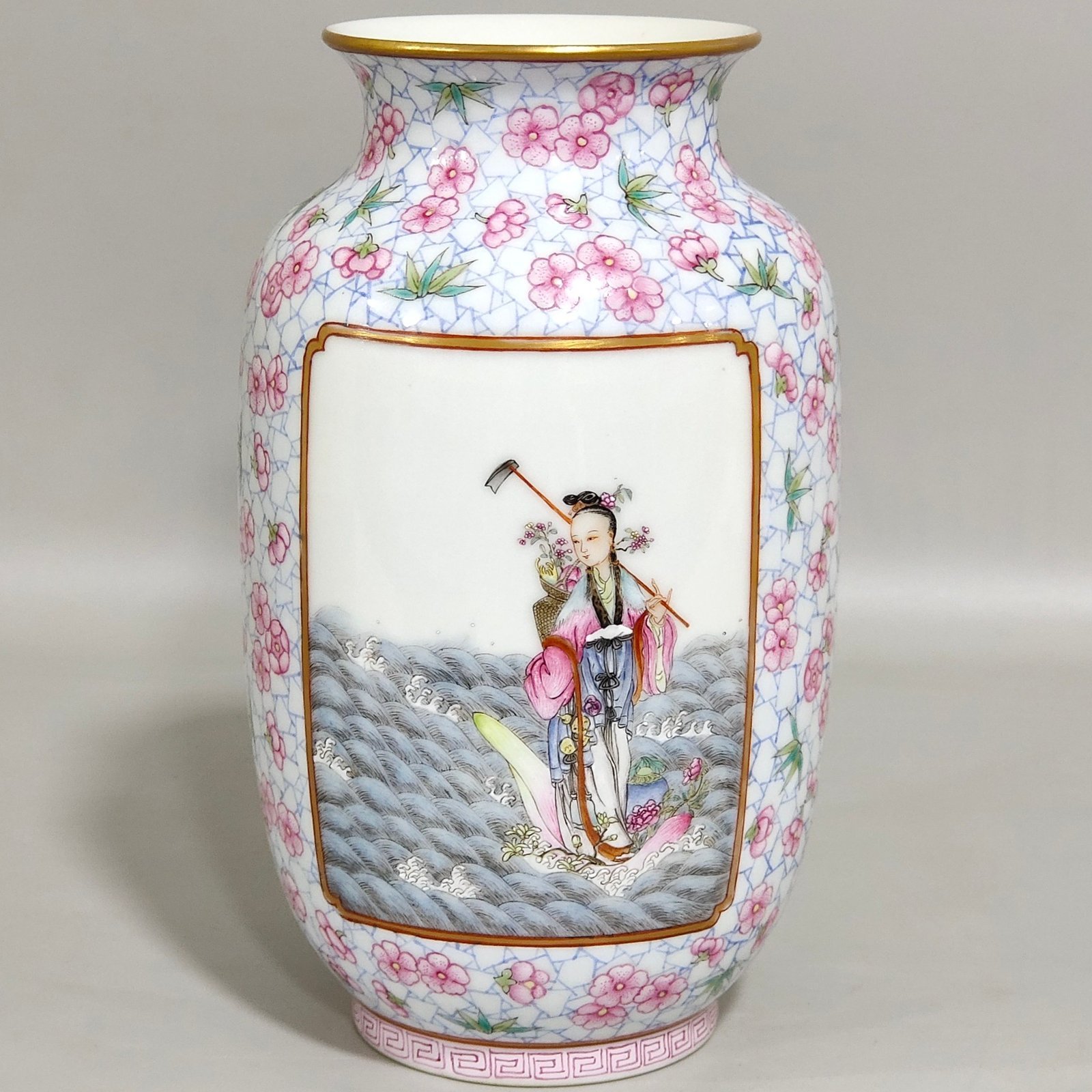 Qing Dynasty Jiaqing Plum Blossom Bamboo Window Mushroom and Longevity Lantern Vase