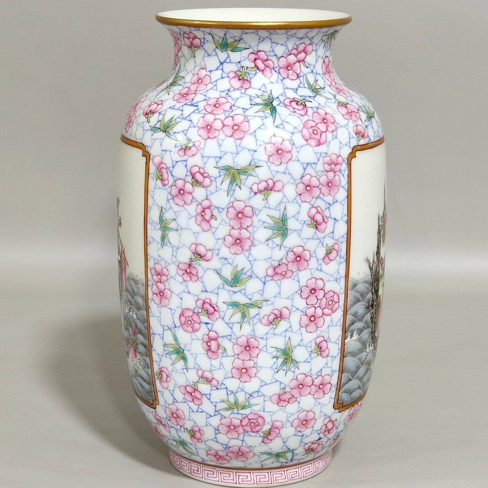 Qing Dynasty Jiaqing Plum Blossom Bamboo Window Mushroom and Longevity Lantern Vase