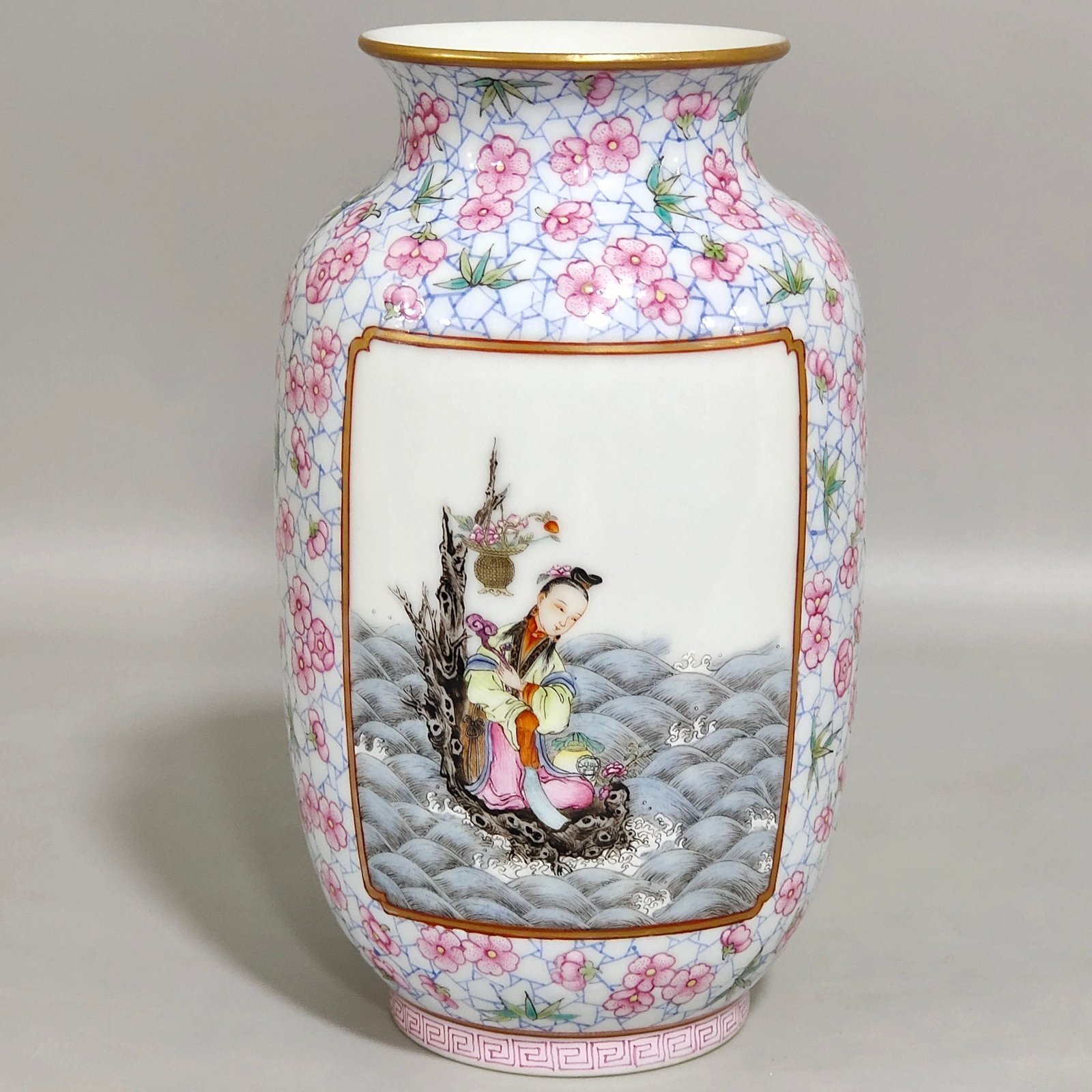 Qing Dynasty Jiaqing Plum Blossom Bamboo Window Mushroom and Longevity Lantern Vase