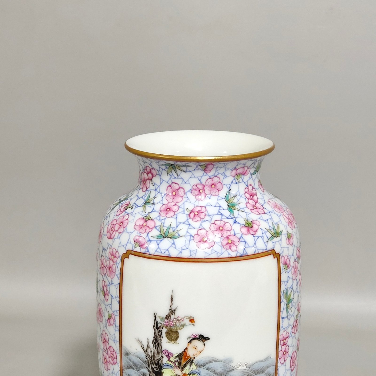 Qing Dynasty Jiaqing Plum Blossom Bamboo Window Mushroom and Longevity Lantern Vase