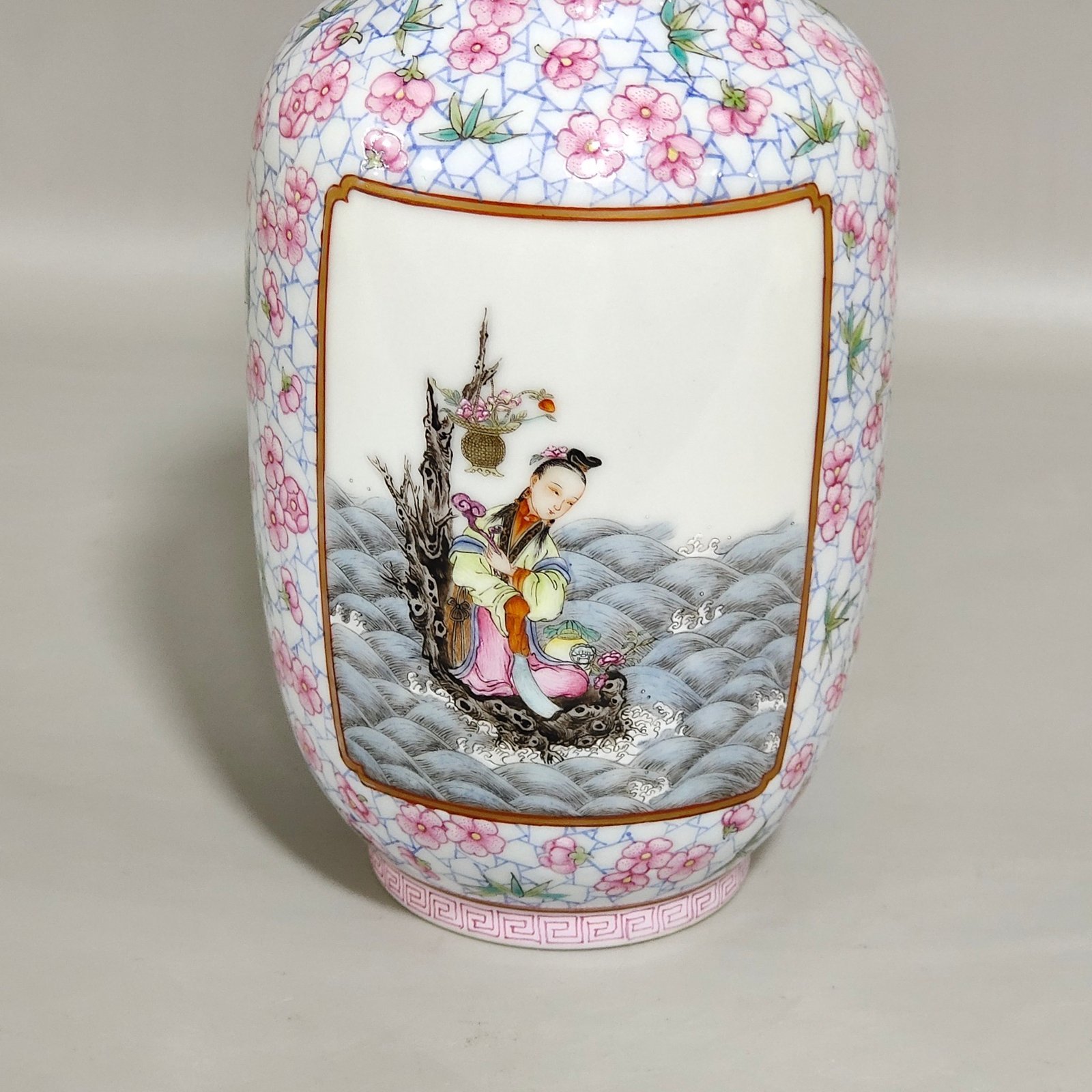 Qing Dynasty Jiaqing Plum Blossom Bamboo Window Mushroom and Longevity Lantern Vase