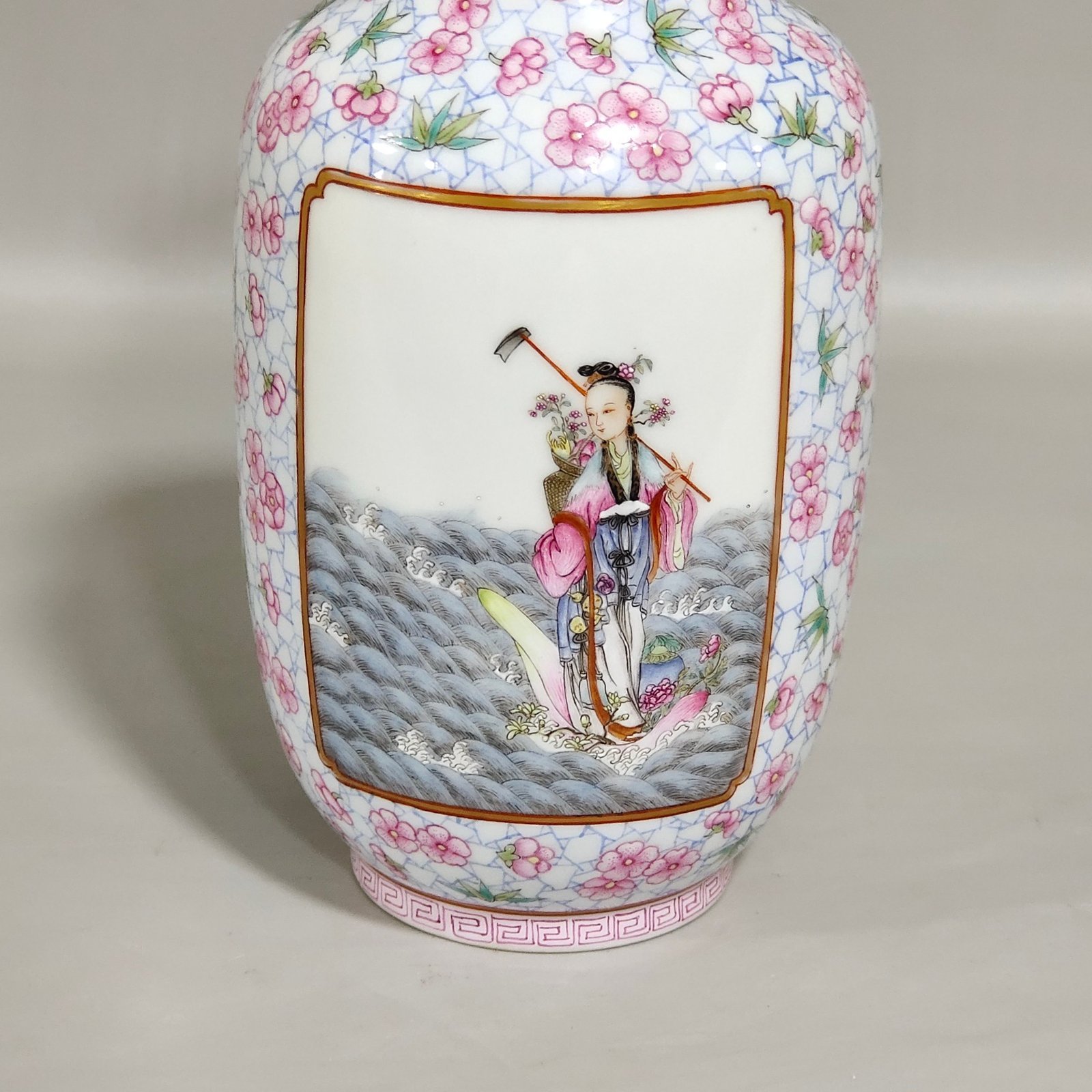 Qing Dynasty Jiaqing Plum Blossom Bamboo Window Mushroom and Longevity Lantern Vase