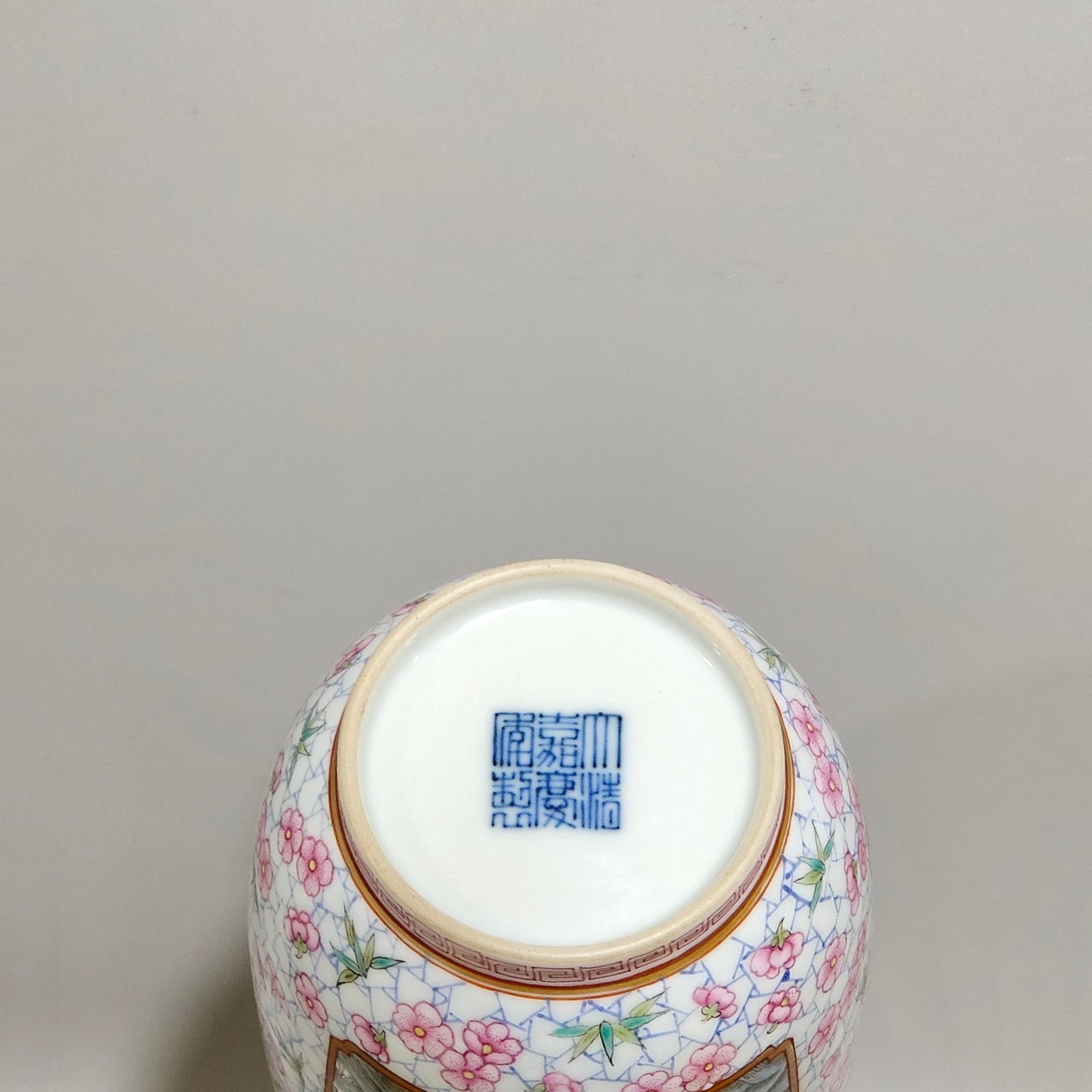 Qing Dynasty Jiaqing Plum Blossom Bamboo Window Mushroom and Longevity Lantern Vase
