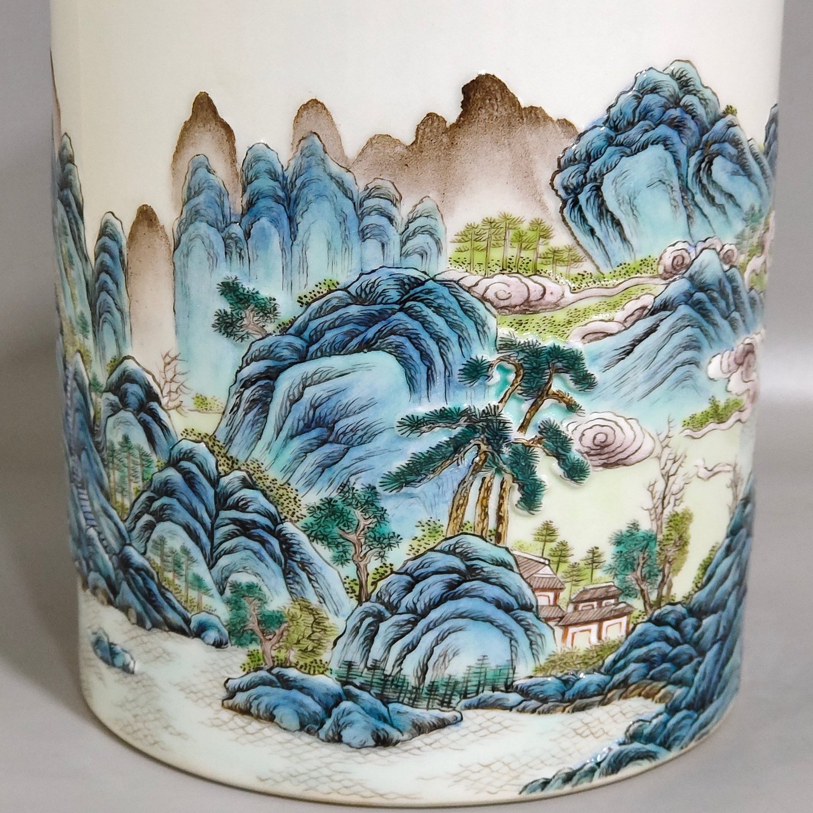Qing Dynasty Jiaqing relief landscape pen holder